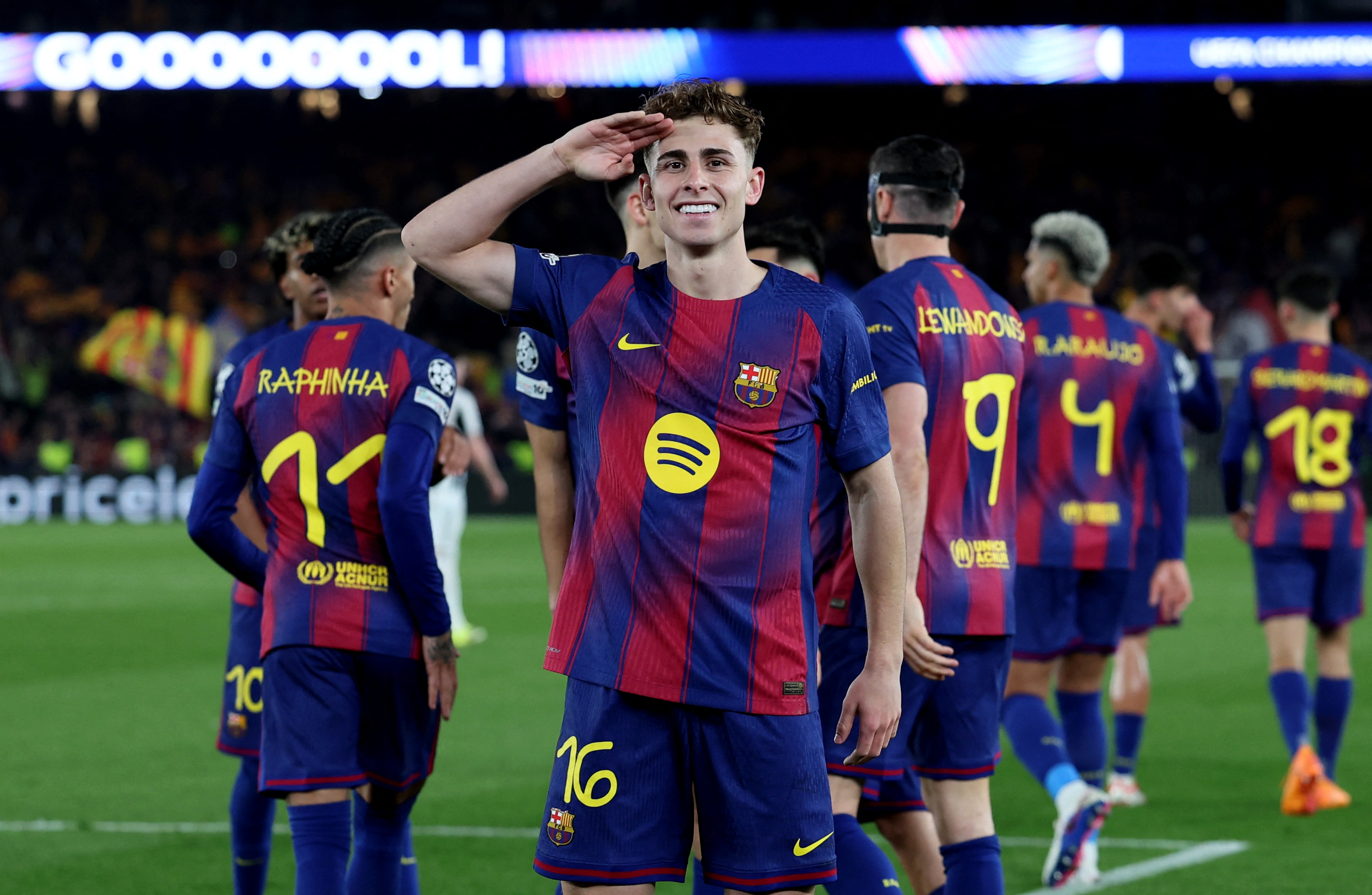 Levantó la cabeza Gerard Martín desde atrás, encontró en la medular a Lewandowski y este se inventó de primeras un pase al espacio al ver la carrera de Fermín desde su casa. Picó al espacio el ‘16’, entró al área por la izquierda y define con su diestra al palo largo en el mano a mano.