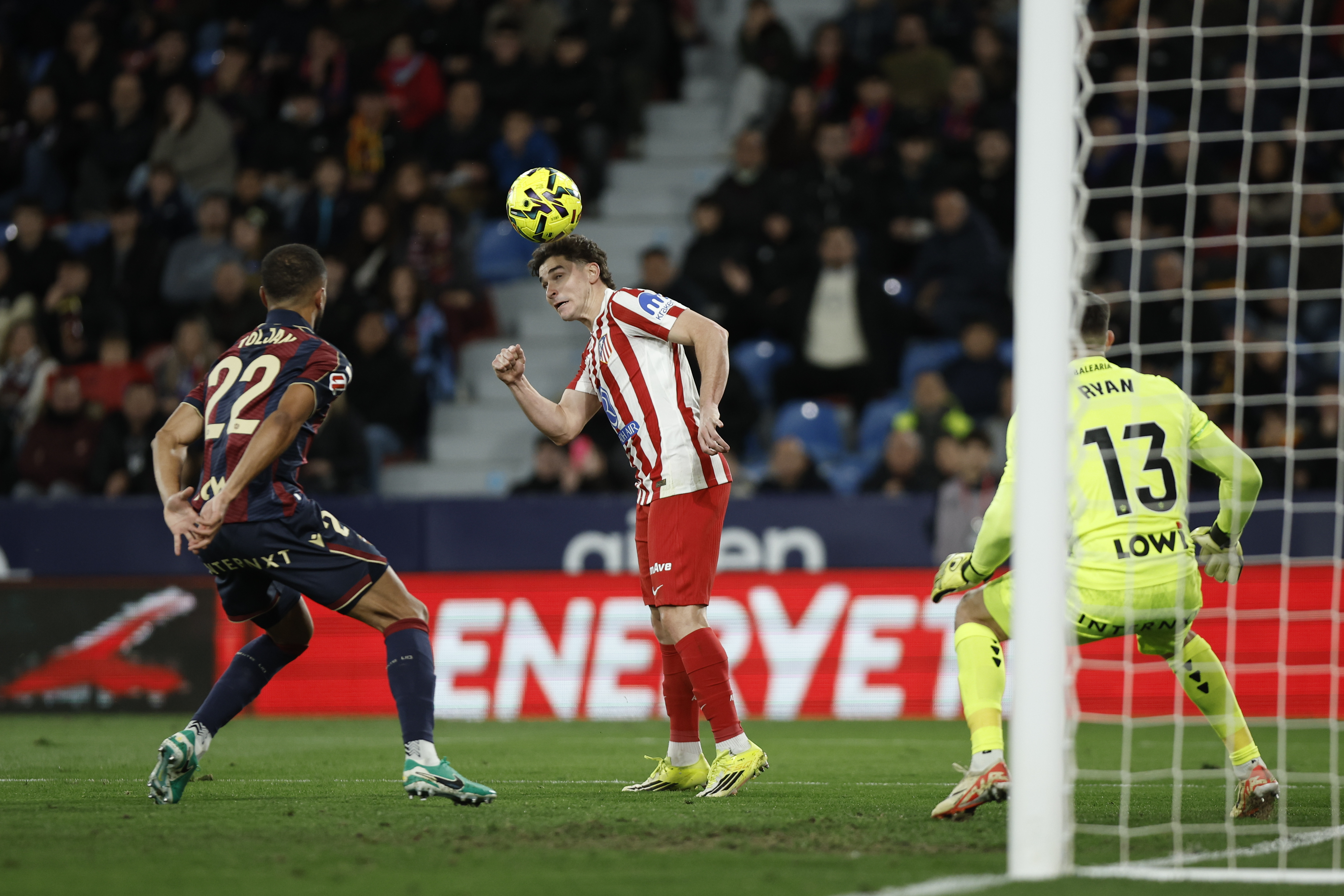 Julián Álvarez disputa un balón con el defensa del Levante Jeremy Toljan.