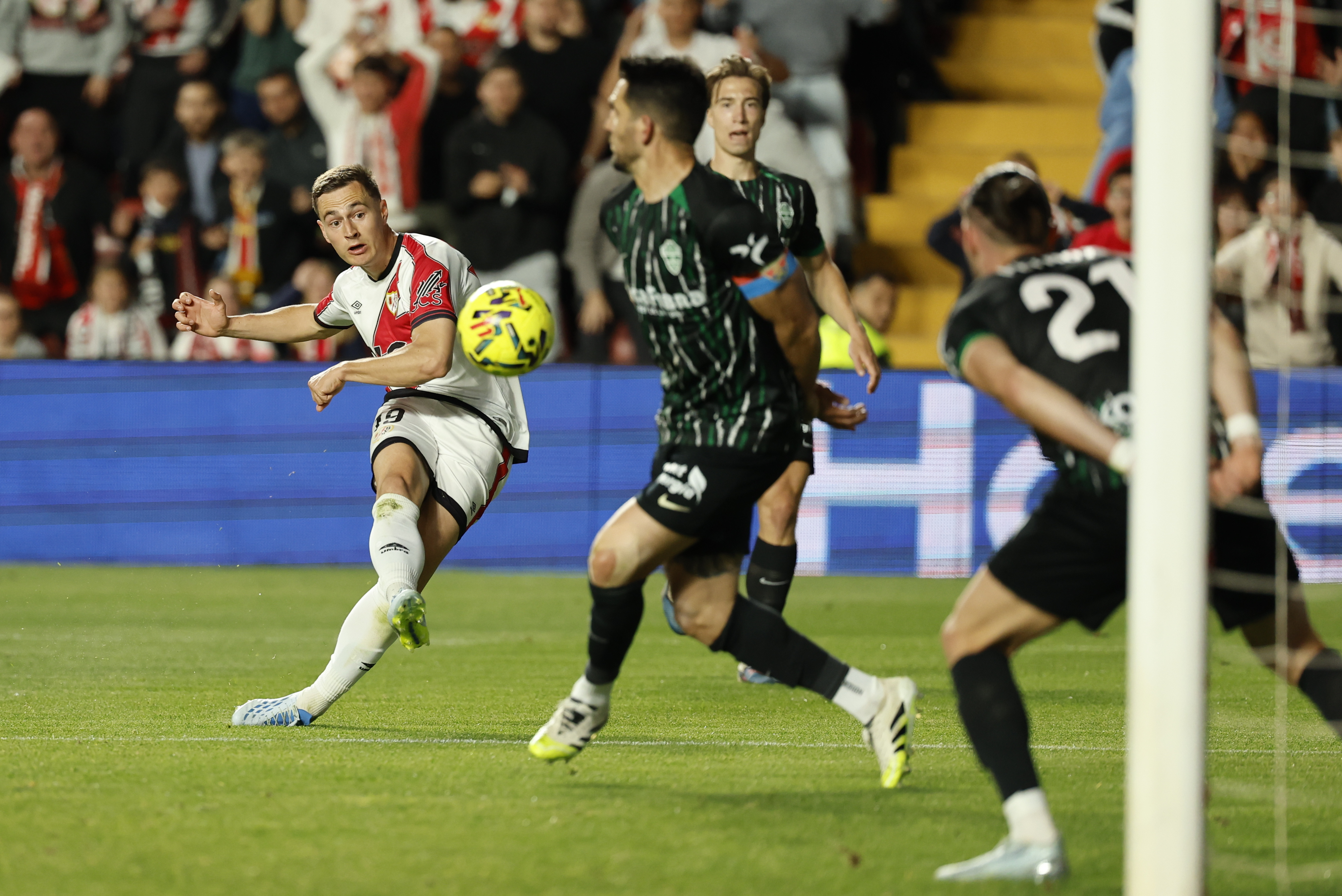 MADRID, 03/04/2026.- El delantero del Rayo Jorge de Frutos dispara a puerta durante el partido de la jornada 30 de LaLiga EA Sports que Rayo Vallecano y Elche CF disputan este viernes en el estadio de Vallecas, en Madrid. EFE/ Mariscal
