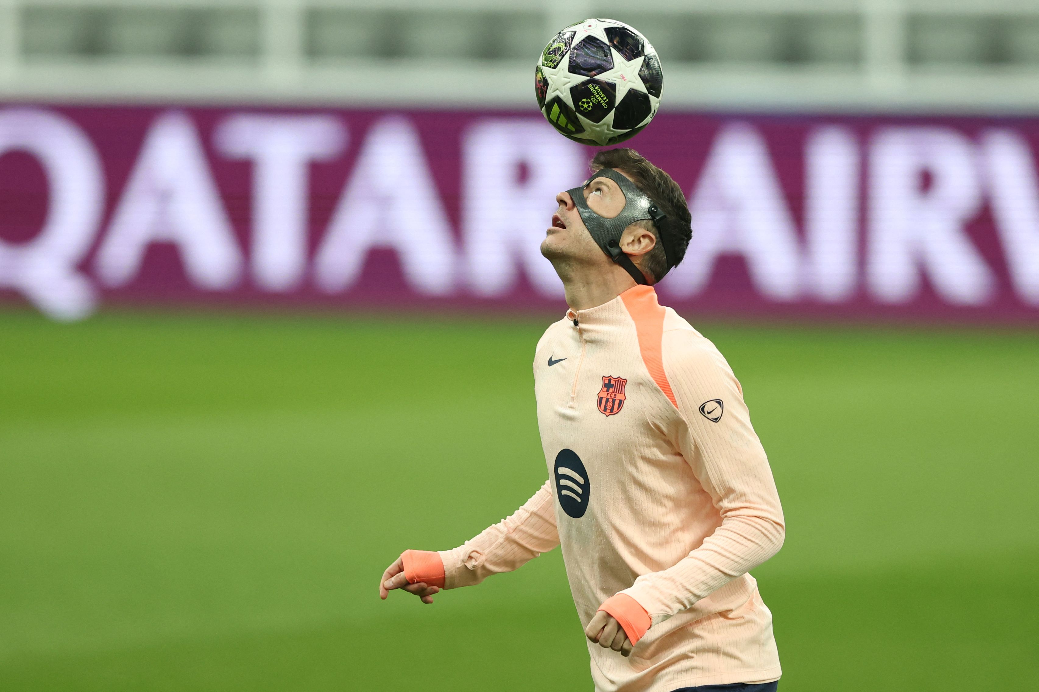 Barcelona's Polish forward #09 Robert Lewandowski takes part in a training session at St James' Park in Newcastle upon Tyne, on March 9, 2026, the eve of their UEFA Champions League Last 16 football match against Newcastle United. (Photo by SCOTT HEPPELL / AFP)