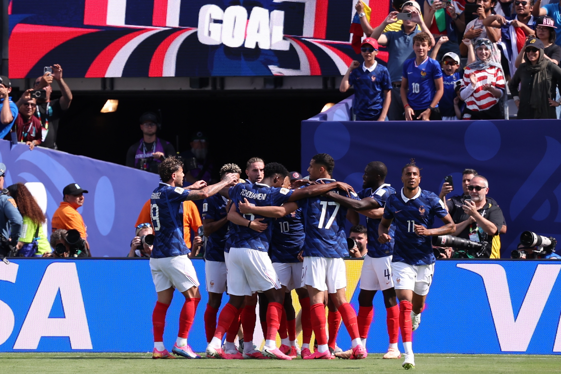 NEW JERSEY (United States), 16/06/2026.- Kylian Mbappe (C) of France celebrates with teammates after scoring the 1-0 goal during the FIFA World Cup 2026 group stage match France against Senegal, in New Jersey, USA, 16 June 2026. (Francia) EFE/EPA/SARAH YENESEL
