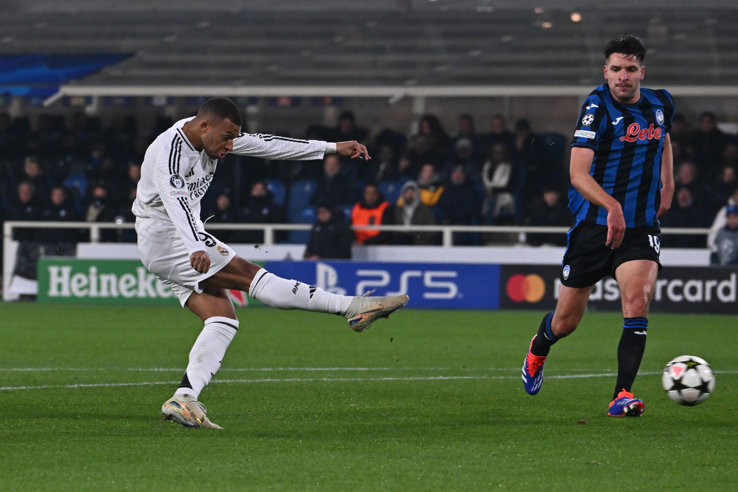 Bergamo (Italy), 10/12/2024.- Real Madrid's Kylian Mbappe scores the 0-1 goal during the UEFA Champions League soccer match between Atalanta BC and Real Madrid, in Bergamo, Italy, 10 December 2024. (Liga de Campeones, Italia) EFE/EPA/MICHELE MARAVIGLIA
