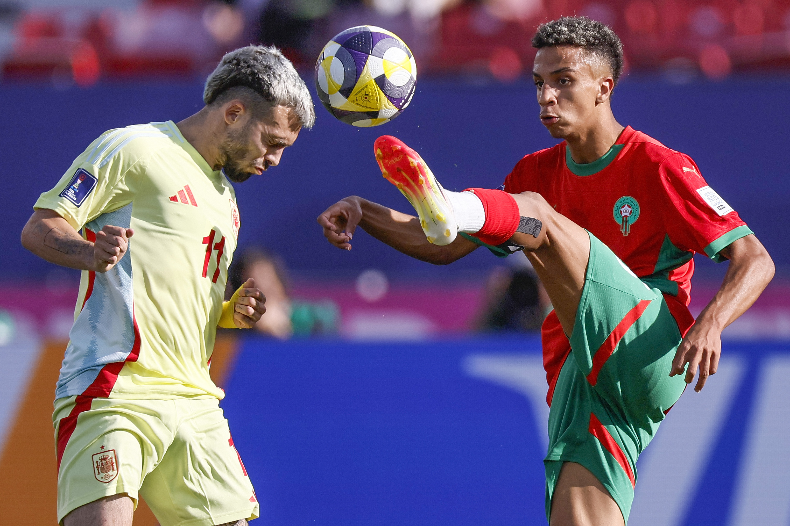 David Mella disputa un balón ante Marruecos en el debut de España en el Mundial Sub 20.