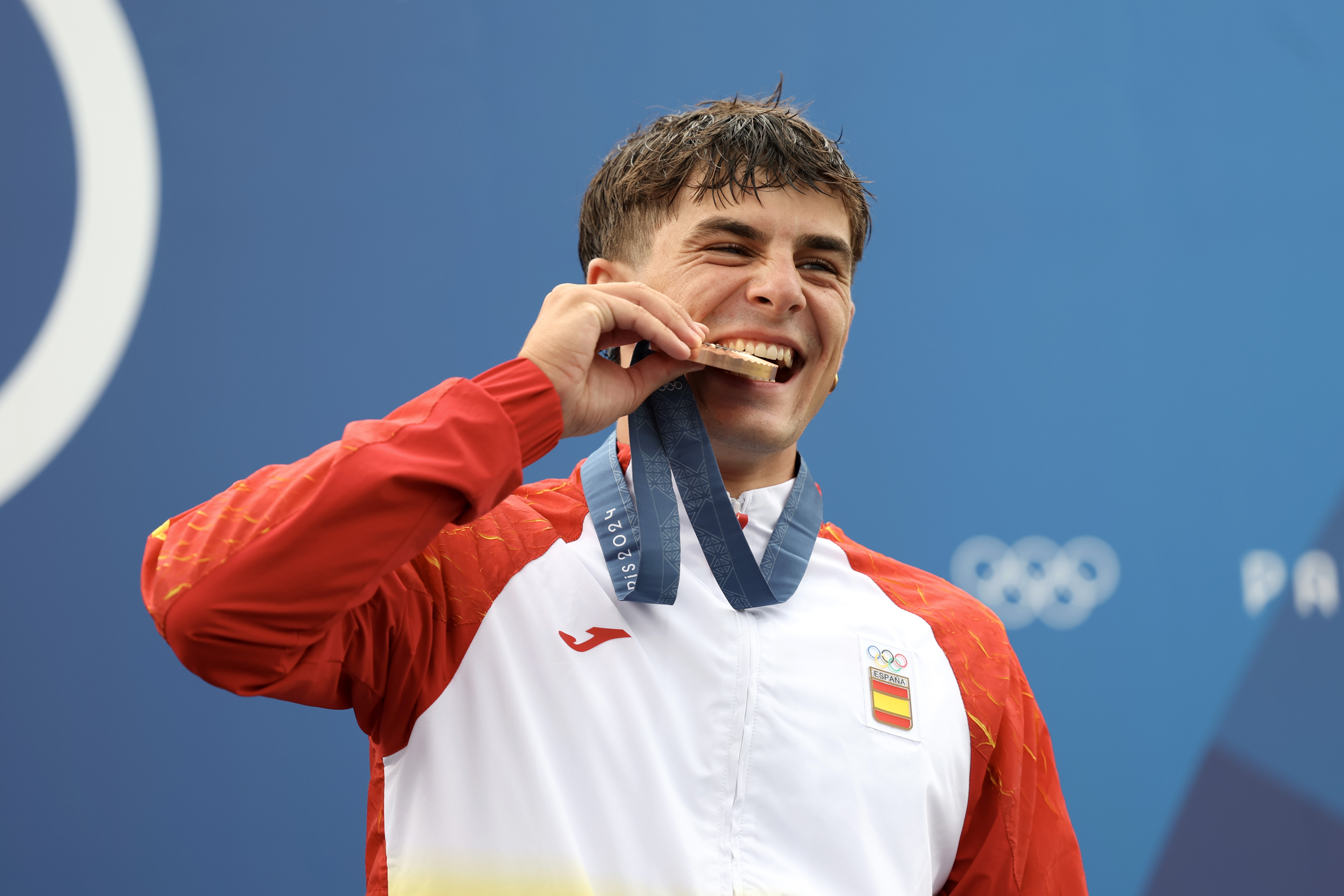 Tremendo el logro del joven piragüista español. Pau Echaniz ganó el bronce y la quinta medalla española. Bajando el primero de la final, sin referencias y a tope logró un registro fantástico. Sólo el italiano De Gennaro y el francés Castryck pudieron superarle.