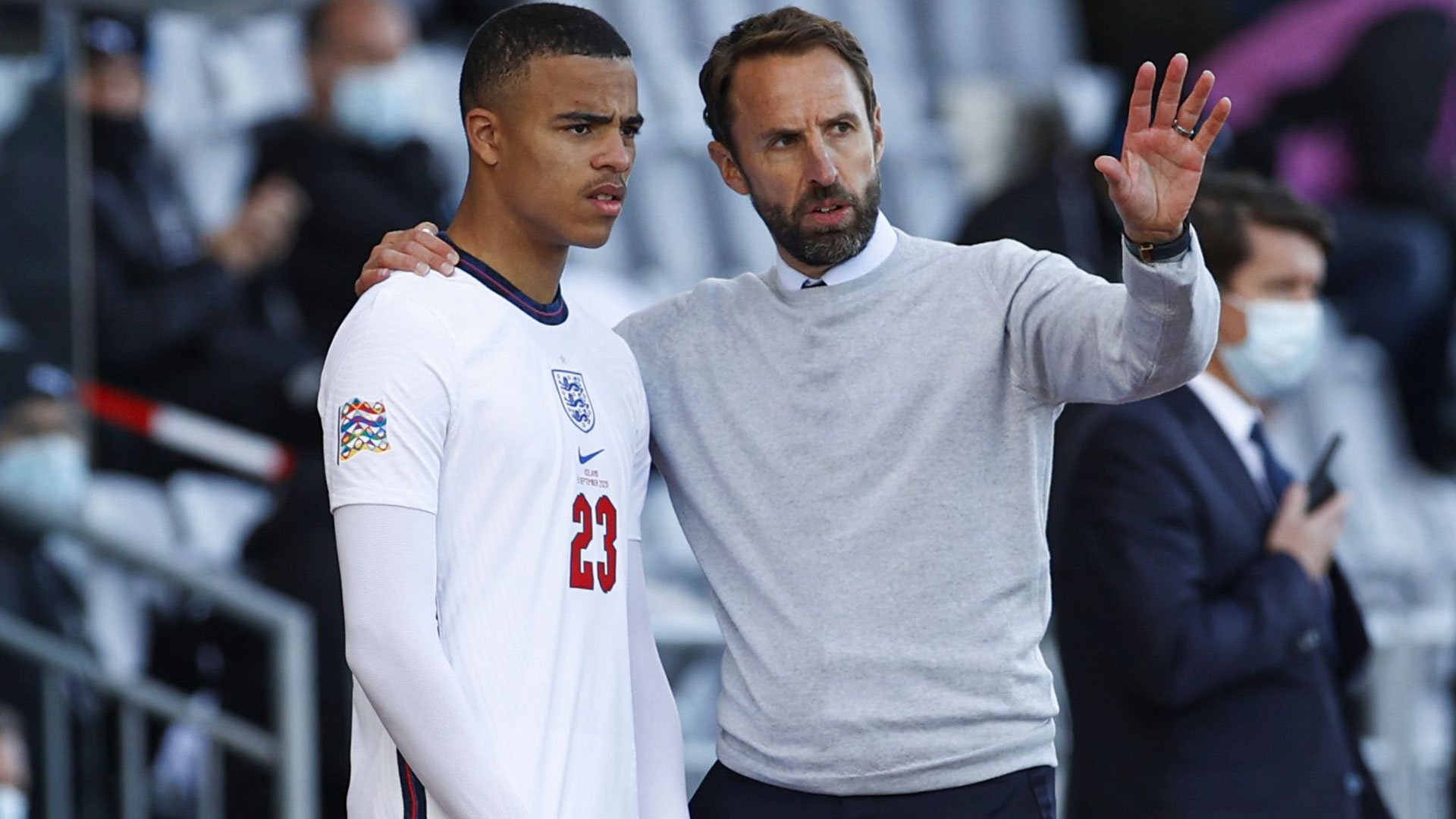 Mason Greenwood recibe instrucciones de Gareth Southgate en un partido con Inglaterra.