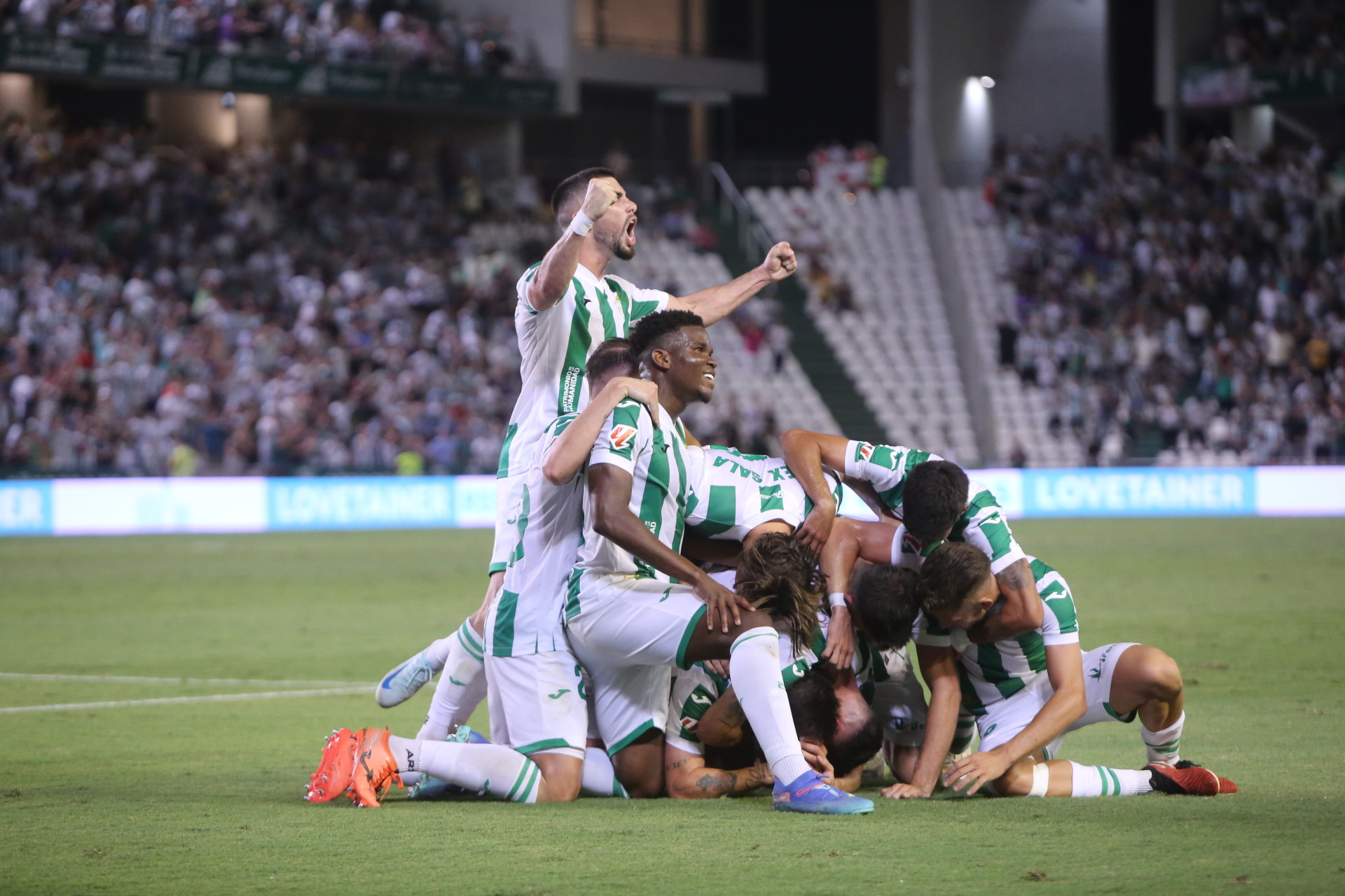 Los jugadores del Córdoba celebran el gol de Carracedo.