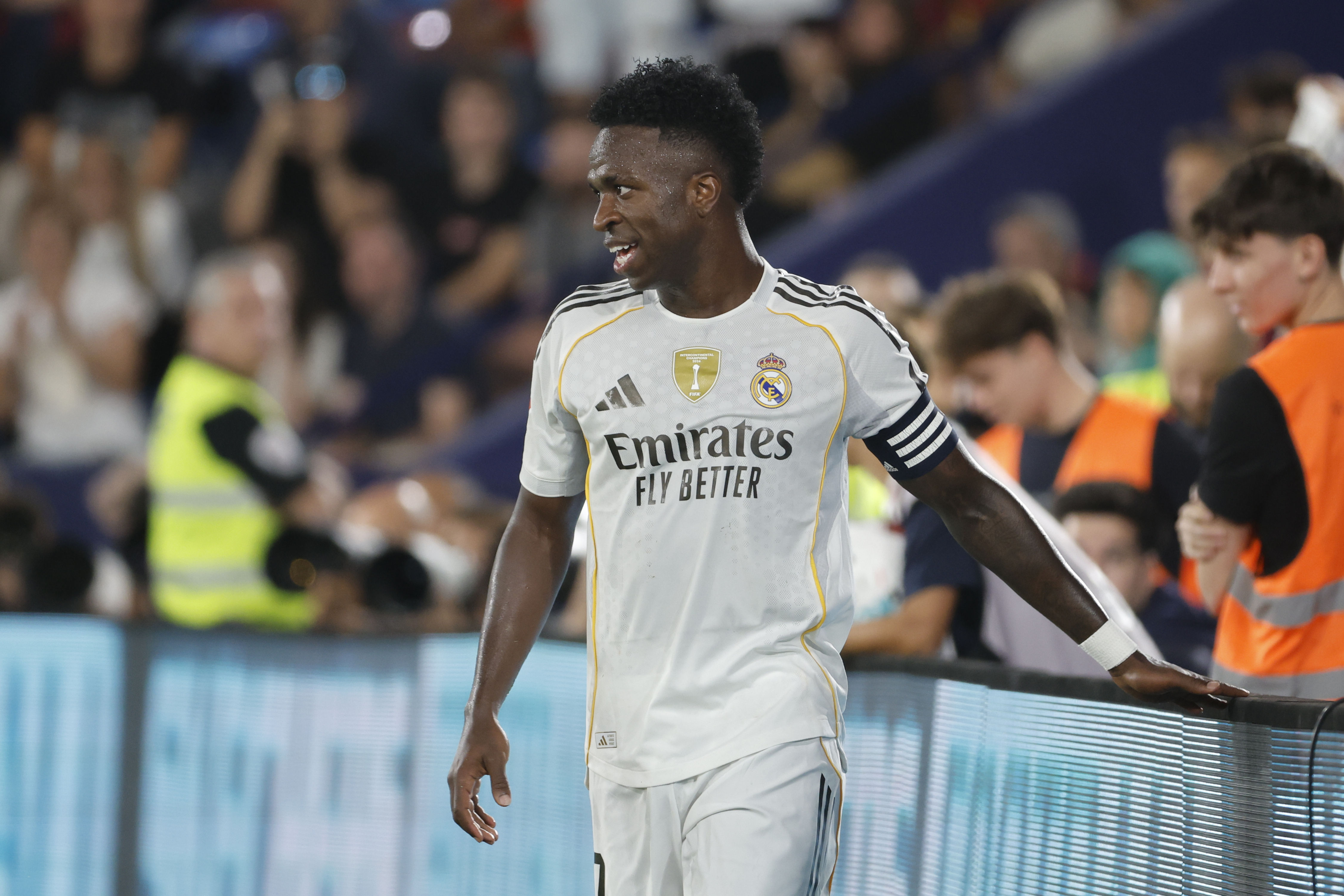 VALENCIA, 23/09/2025.- El delantero brasileño del Real Madrid Vinicius Jr. durante el partido de la sexta jornada de LaLiga EA Sports que Levante UD y Real Madrid disputan hoy martes en el estadio Ciutat de Valencia. EFE/Ana Escobar
