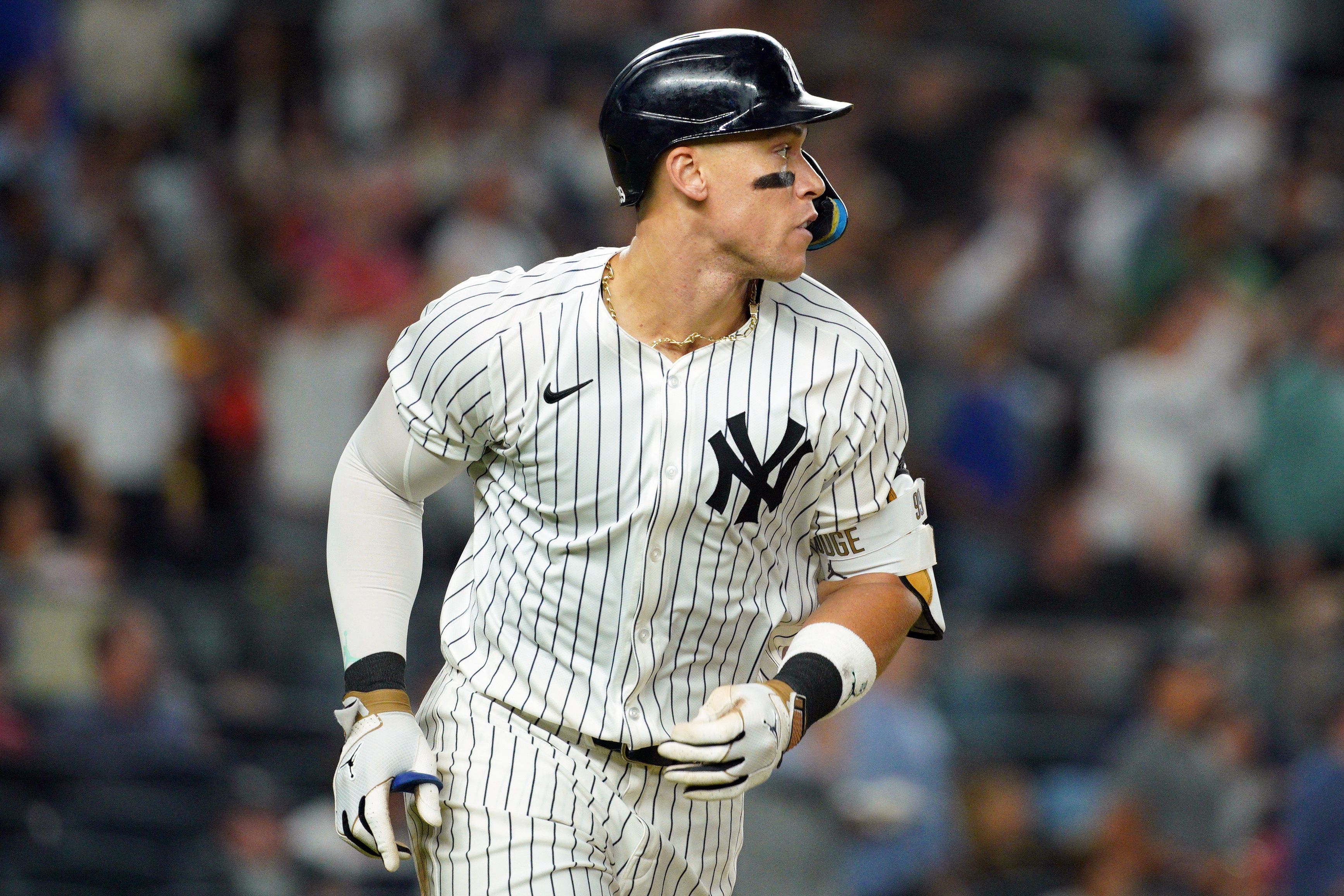 Aaron Judge, #99 de los New York Yankees, corre las bases tras pegar un home run contra los Baltimore Orioles en el Yankee Stadium.