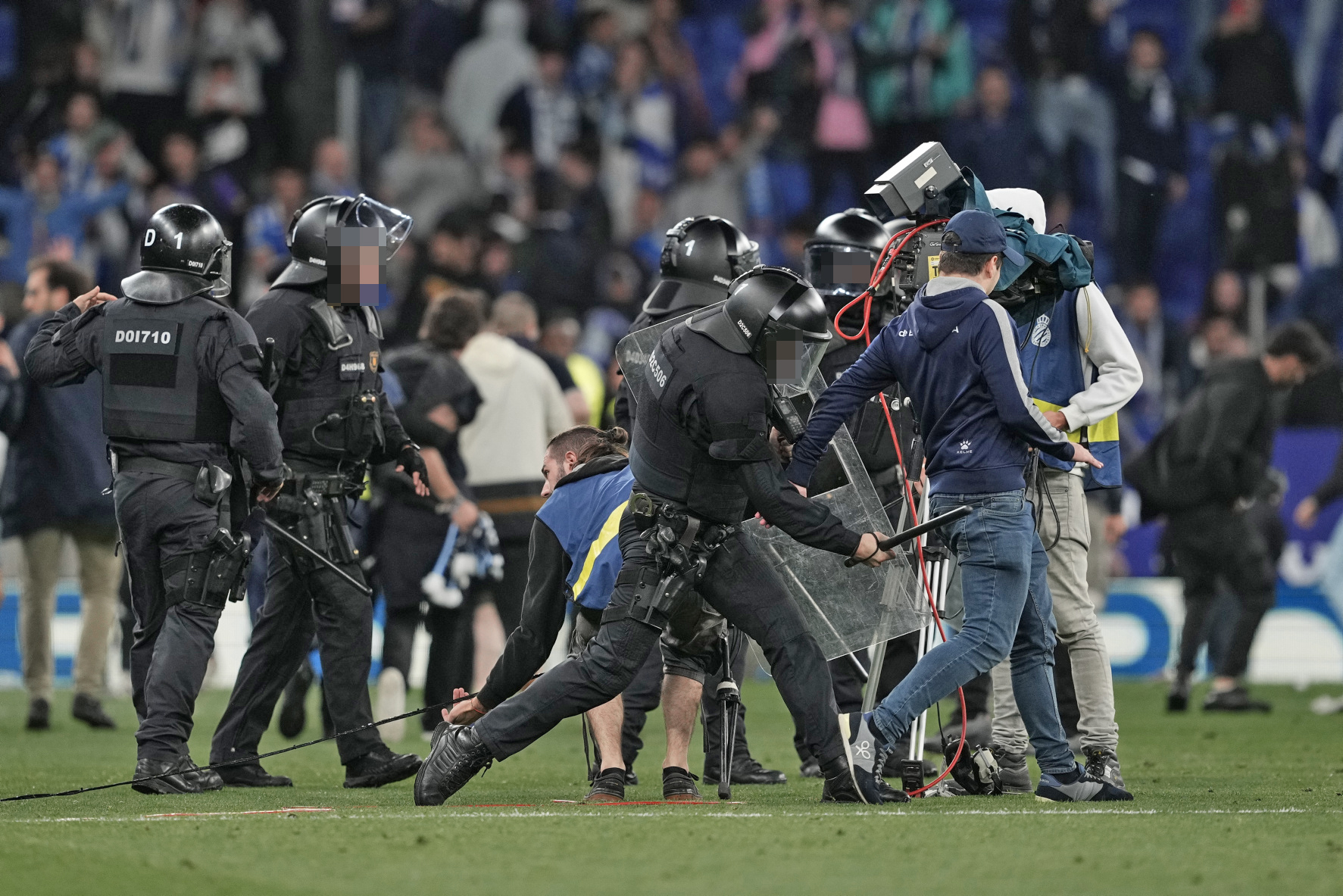 Espanyol-Barcelona: la invasión de campo en imágenes