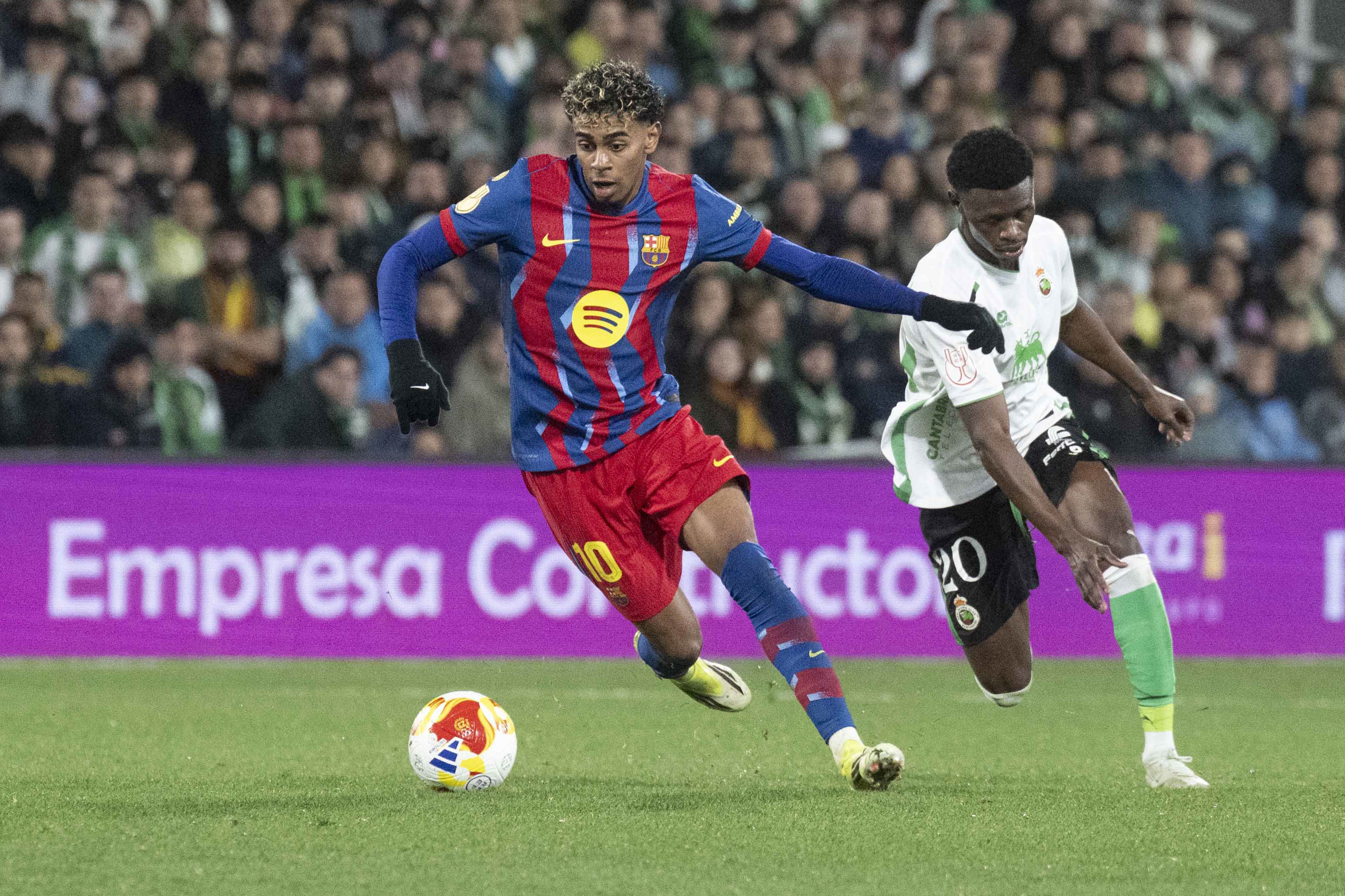 SANTANDER, 15/01/2026.- El delantero del Barcelona Lamine Yamal (i) se escapa de Suleiman Camara, del Racing, en el partido de octavos de final de Copa del Rey que Racing de Santander y FC Barcelona disputan este jueves en El Sardinero, en la capital cántabra. EFE/Pedro Puente Hoyos