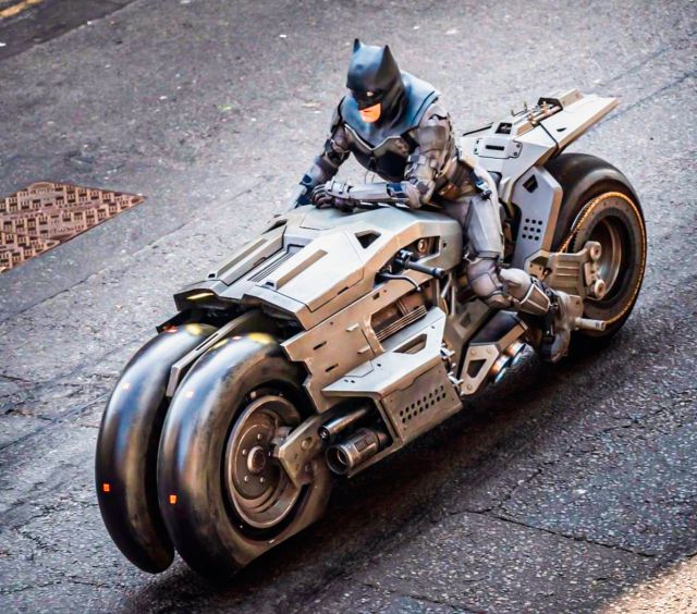 Batman fait de la moto