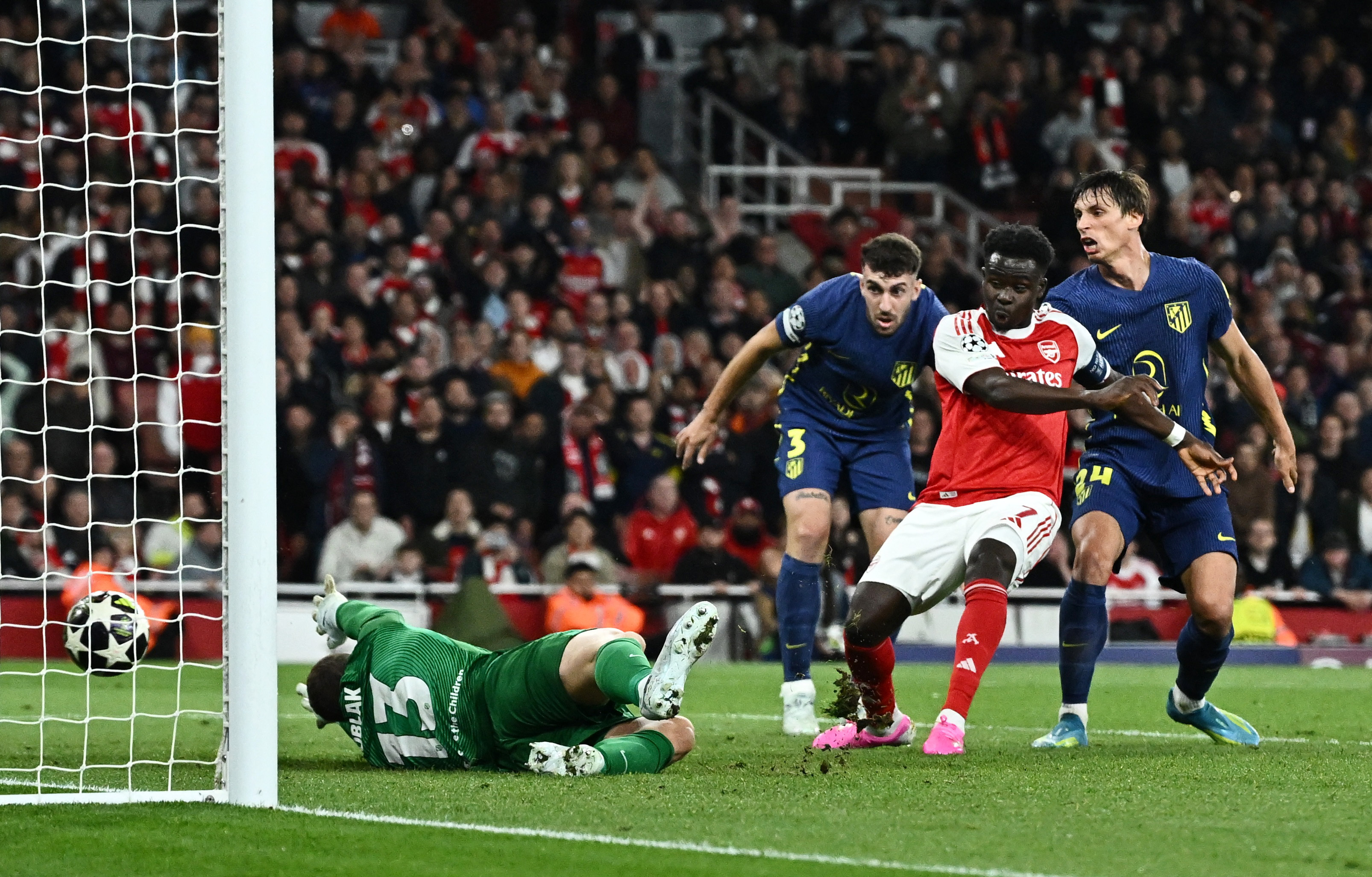Soccer Football - UEFA Champions League - Semi Final - Second Leg - Arsenal v Atletico Madrid - Emirates Stadium, London, Britain - May 5, 2026 Arsenal's Bukayo Saka scores their first goal past Atletico Madrid's Jan Oblak REUTERS/Dylan Martinez