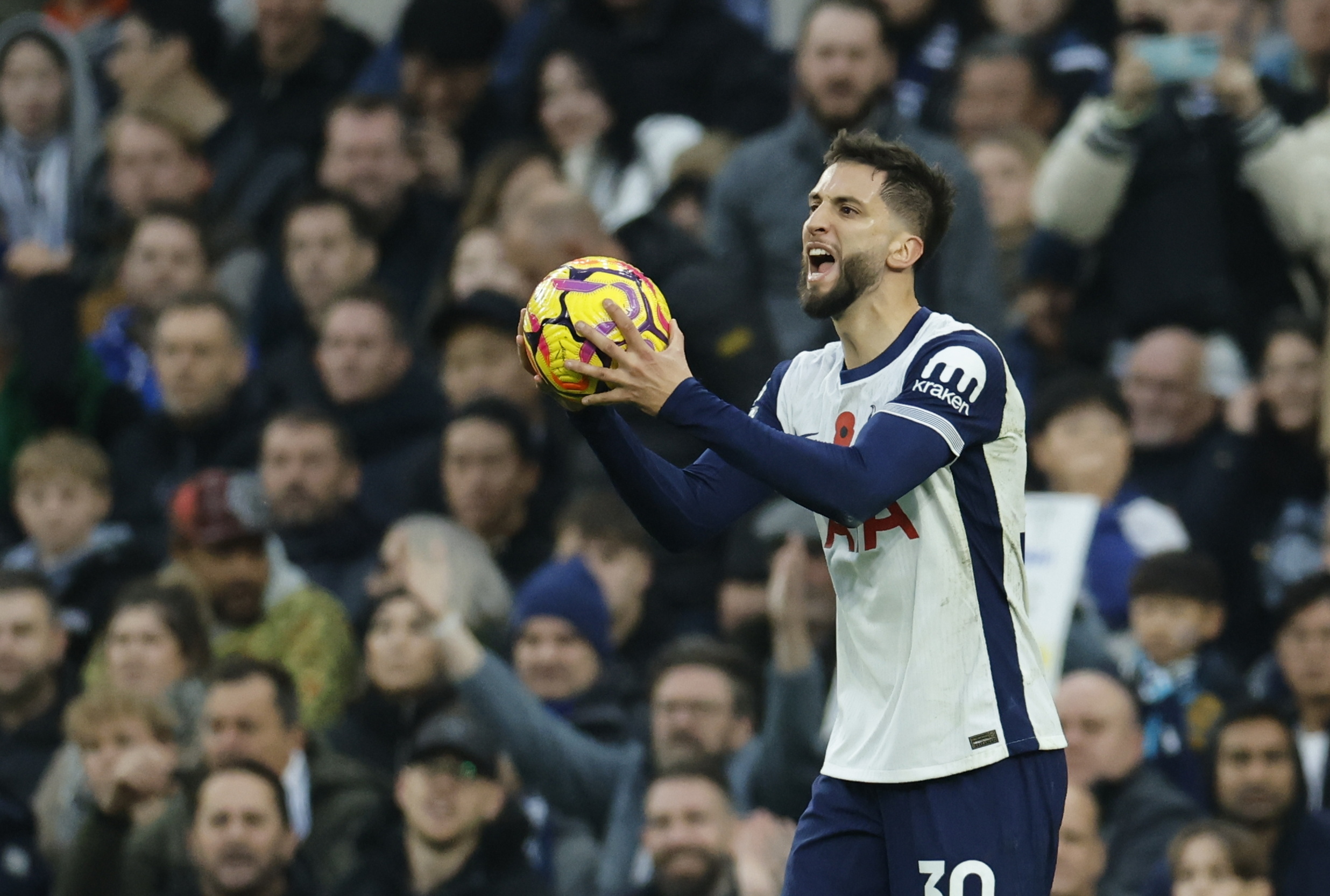London (United Kingdom), 10/11/2024.- Rodrigo Bentancur of Tottenham celebrates scoring the 1-2 goal during the English Premier League match between Tottenham Hotspur and Ipswich Town in London, Britain, 10 November 2024. (Reino Unido, Londres) EFE/EPA/TOLGA AKMEN EDITORIAL USE ONLY. No use with unauthorized audio, video, data, fixture lists, club/league logos, 'live' services or NFTs. Online in-match use limited to 120 images, no video emulation. No use in betting, games or single club/league/player publications.