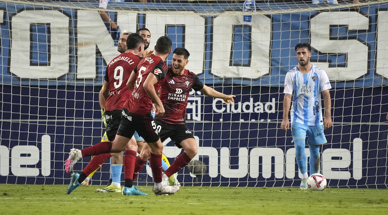 Alegría de los jugadores del CD Mirandés tras el 0-1 de Panichelli ante el Málaga CF.