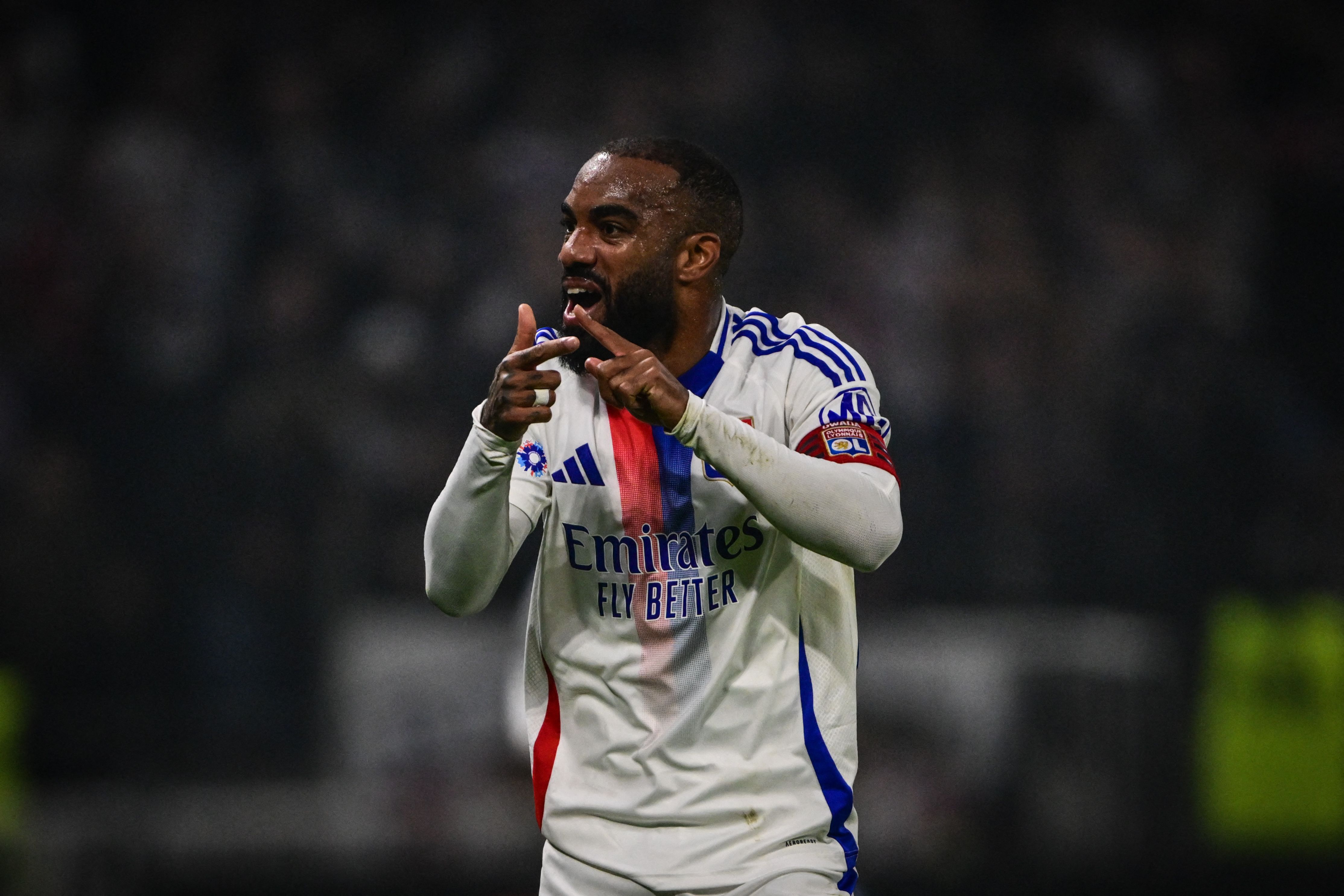 Lacazette negoció con el Barça y el Atlético de Madrid