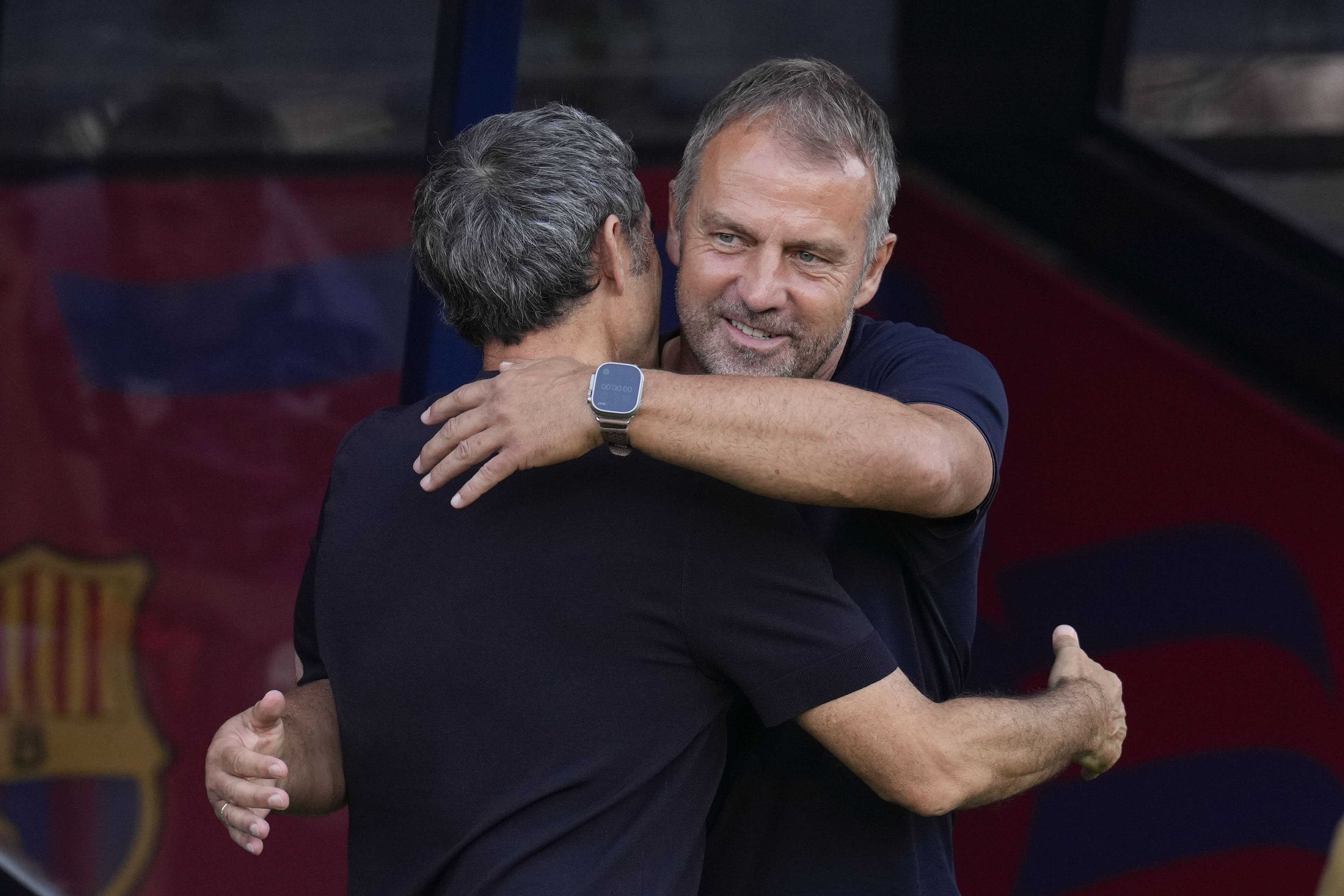 BARCELONA, 24/08/2024.- Los entrenadores del FC Barcelona, Hans-Dieter Flick (d), y del Atlhetic Club, Ernesto Valverde, se saludan antes del partido de la segunda jornada de LaLiga EA Sports, entre el FC Barcelona y el Athletic de Bilbao, en el Estadio Olímpico de Montjuic, en Barcelona. EFE/ Alejandro García
