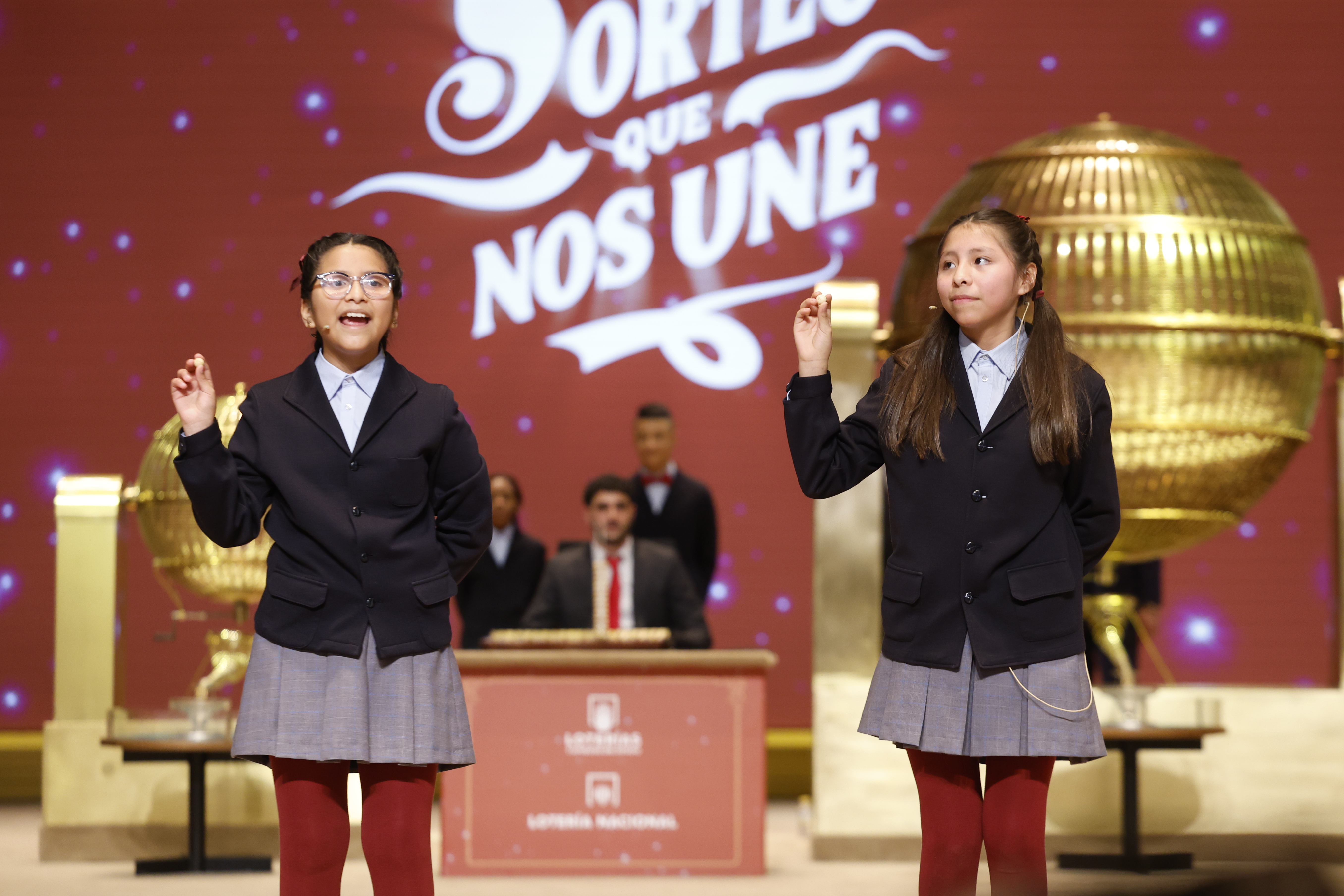 Alba Yadira Machaca Tapia e Italy Andrea Blanco Flores han tenido el honor de cantar El Gordo del Sorteo de Navidad.
