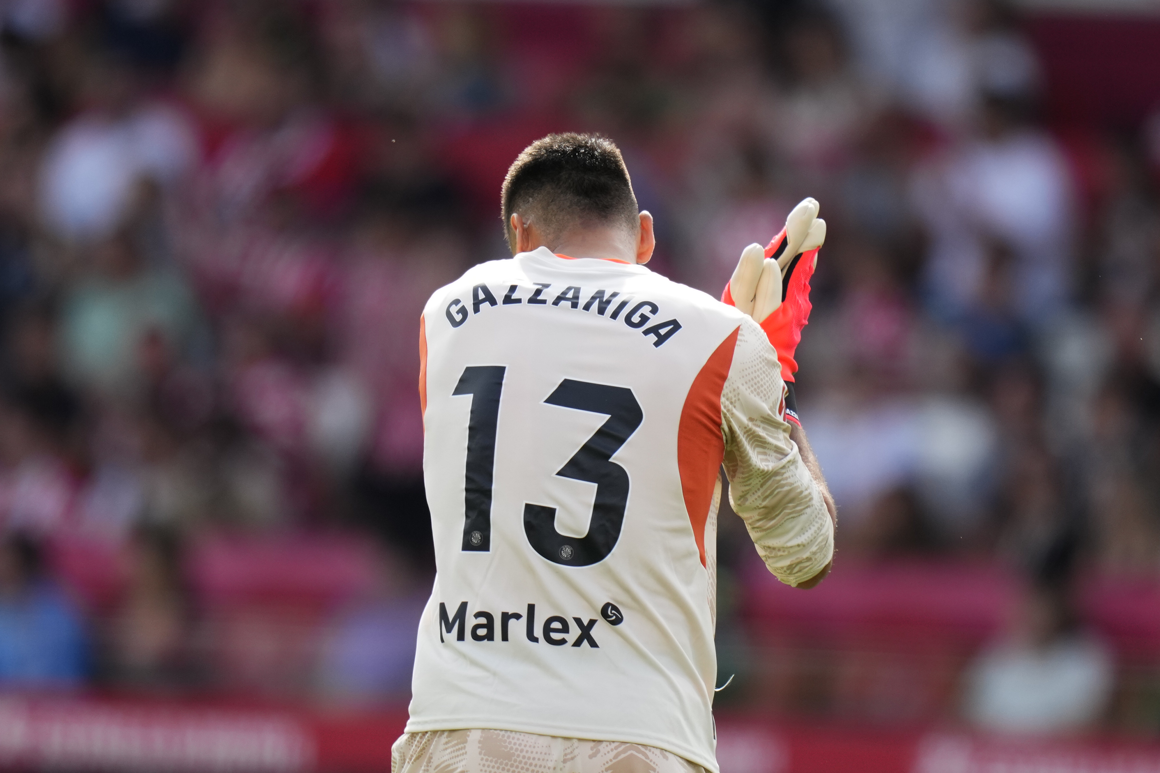 GIRONA, 06/10/2024.- El guardameta del Girona, Paulo Gazzaniga, durante el partido de LaLiga disputado ante el Girona este domingo en el estadio de Montilivi. EFE/ Siu Wu
