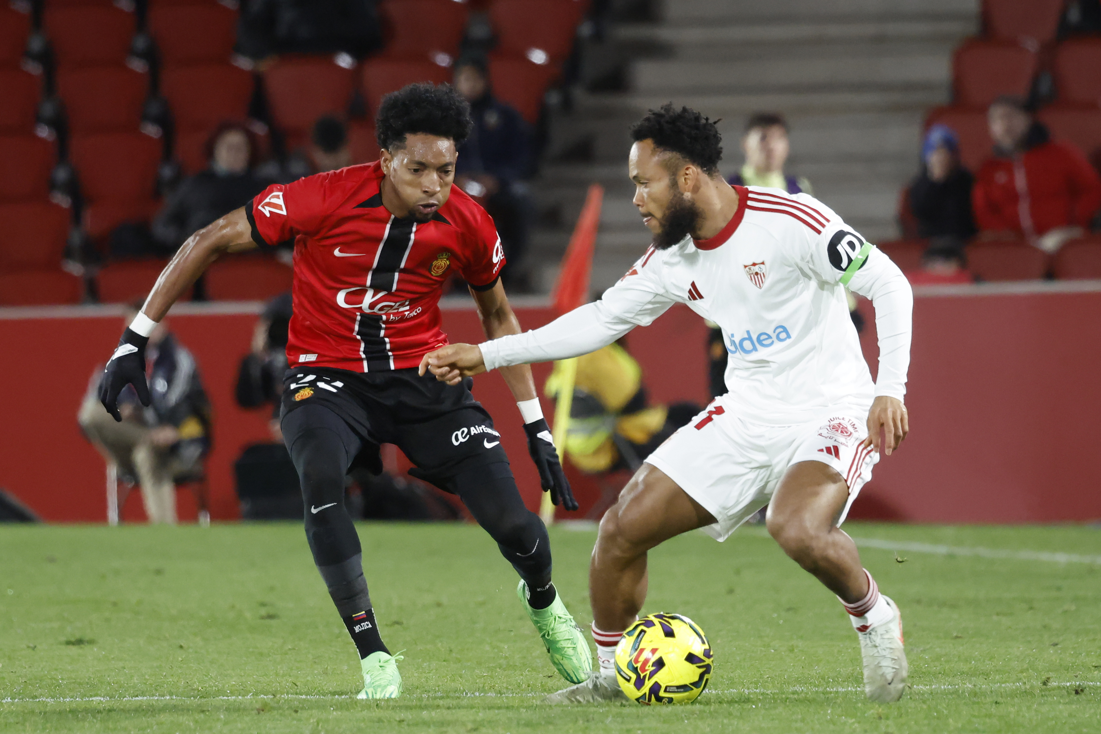 PALMA DE MALLORCA, 02/02/2026.- El defensa colombiano del Mallorca Johan Mojica (i) lucha con el nigeriano Chidera Ejuke, del Sevilla, durante el encuentro correspondiente a la jornada 22 de LaLiga que RCD Mallorca y Sevilla FC disputan hoy lunes en el estadio de Son Moix, en la capital balear. EFE/CATI CLADERA.
