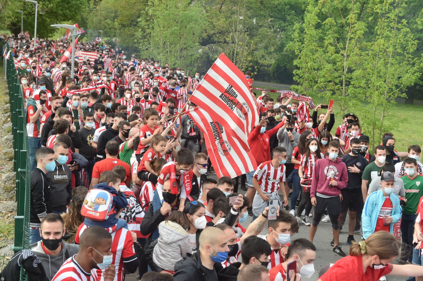 Copa del Rey final: Athletic Club and Real Sociedad fans see off their  teams - AS USA