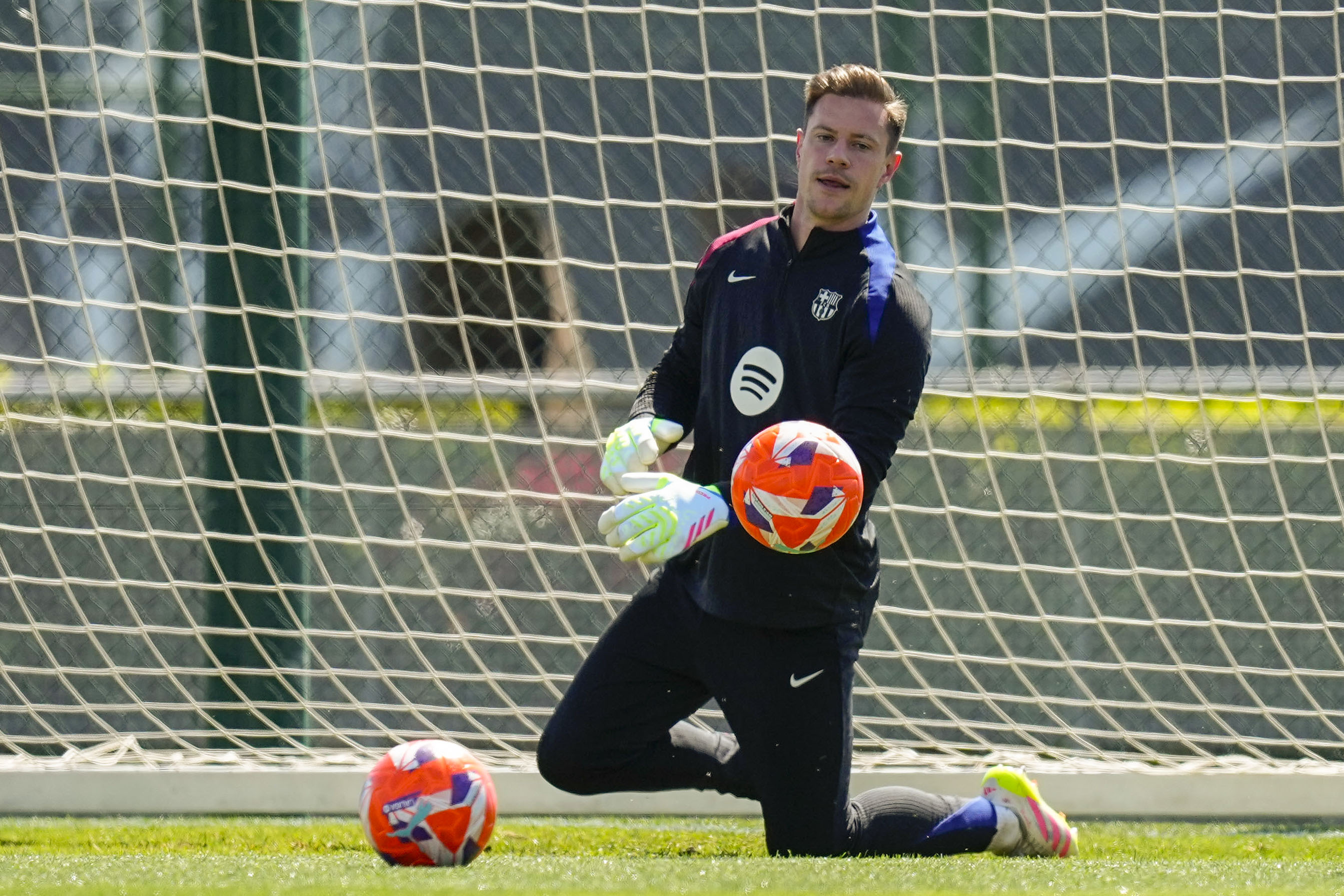 SANT JOAN DESPÍ, 21/04/2025.- El portero alemán del FC Barcelona Marc-André ter Stegen durante el entrenamiento del equipo en las instalaciones de la Ciudad Deportiva Joan Gamper, este lunes. EFE/ Enric Fontcuberta.