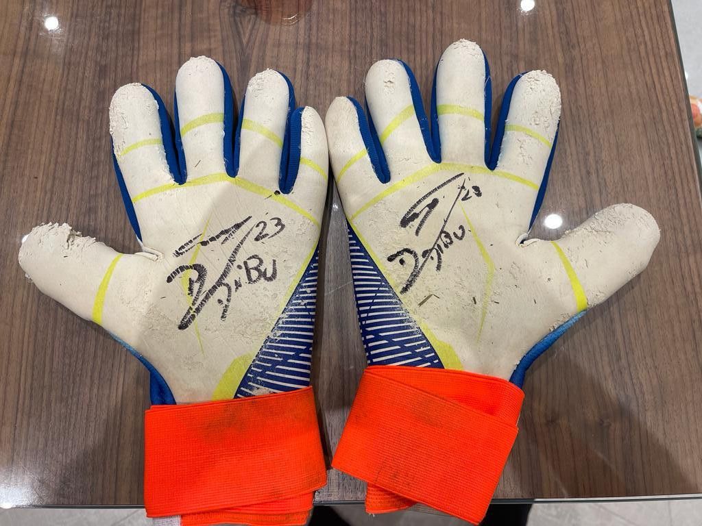 Dibu Martínez subasta los guantes que usó en el Mundial de Qatar