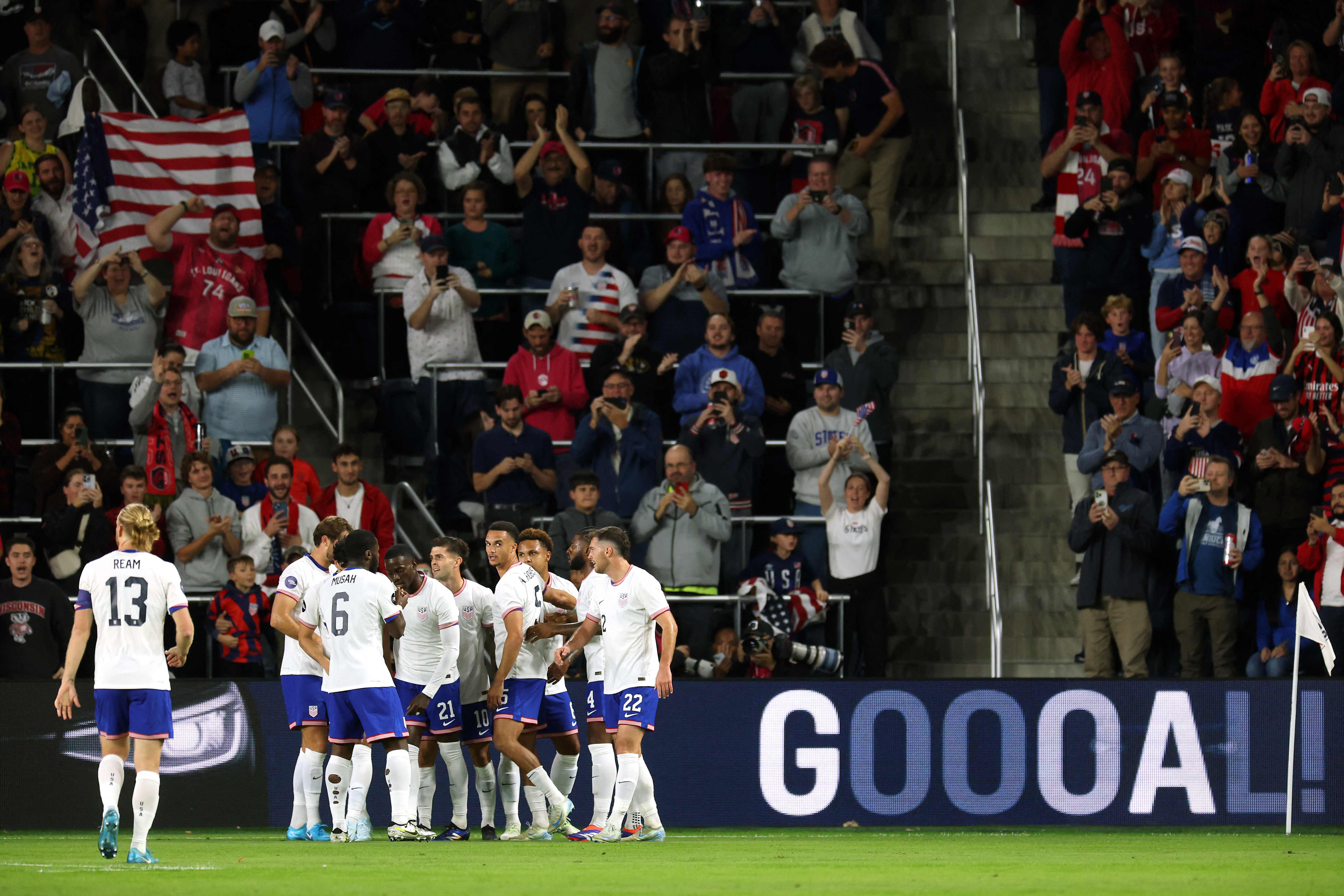 Christian Pulisic celebra uno de sus goles contra Jamaica junto al resto de jugadores de la Selección de Estados Unidos desde el CITYPARK de St. Louis City.   Jamie Squire/Getty Images/AFP (Photo by JAMIE SQUIRE / GETTY IMAGES NORTH AMERICA / Getty Images via AFP)