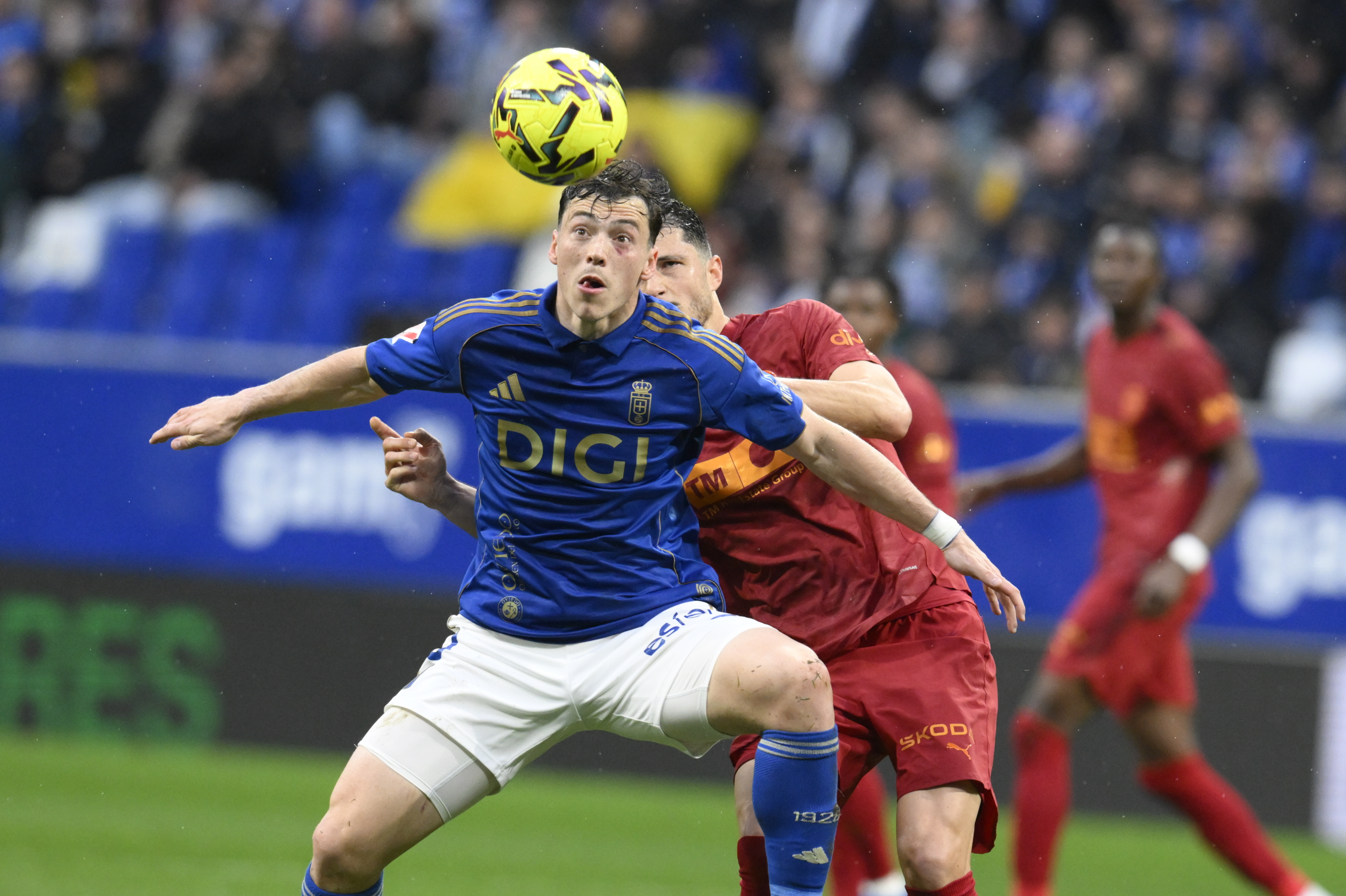 OVIEDO, 14/03/2026.- El jugador del Oviedo, Fede Viñas (i), protege el balón ante el centrocampista argentino del Valencia, Guido Rodriguez, durante el encuentro correspondiente a la jornada 28 de LaLiga EA Sports que disputan este sábado Real Oviedo y Valencia CF en el estadio Carlos Tartiere de Oviedo. EFE/ Eloy Alonso