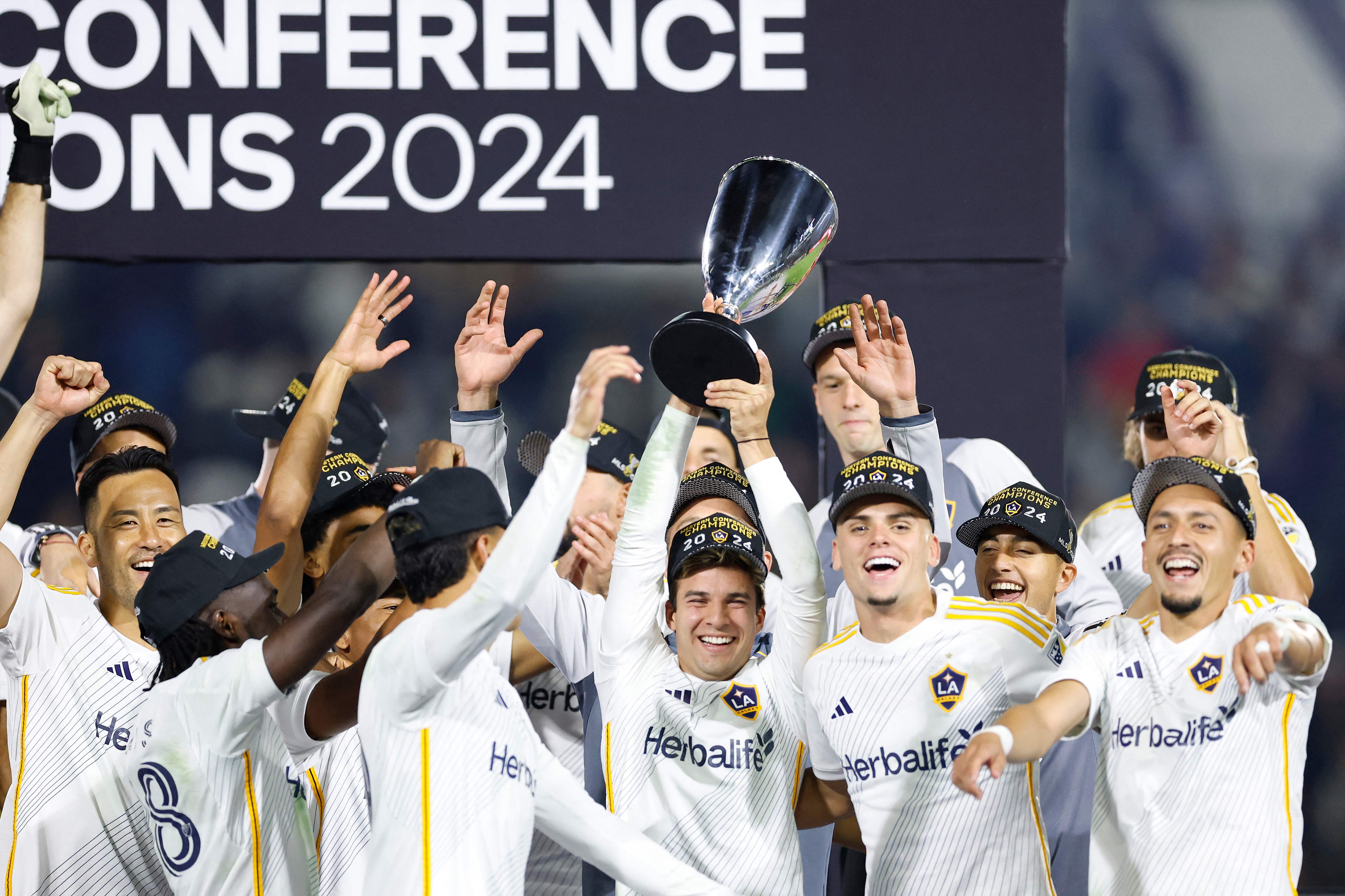 Riqui Puig y LA Galaxy levantan el título de la Conferencia Oeste dentro de los Playoffs de MLS Cup 2024.   Ronald Martinez/Getty Images/AFP (Photo by RONALD MARTINEZ / GETTY IMAGES NORTH AMERICA / Getty Images via AFP)