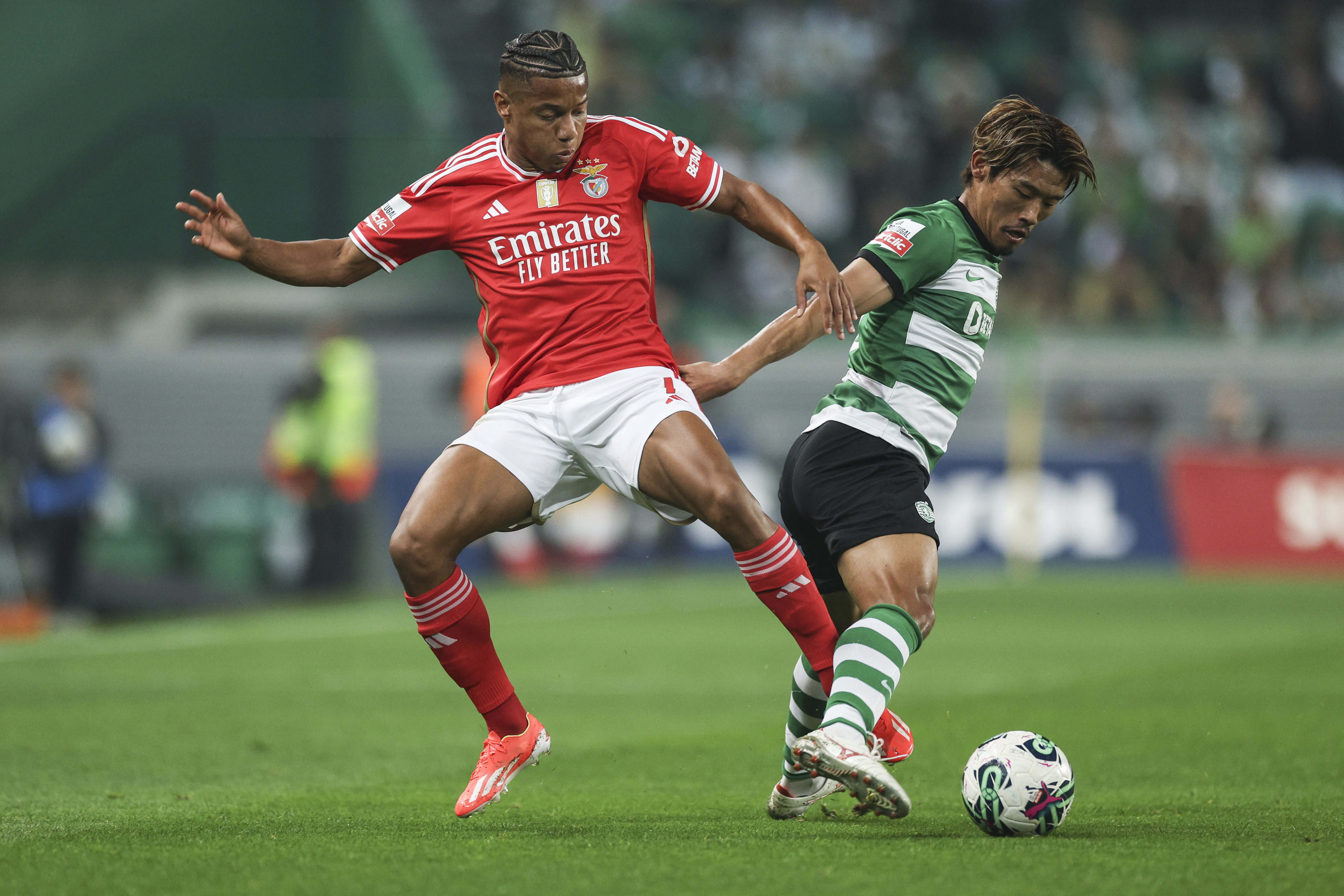 Lisbon (Portugal), 06/04/2024.- Sporting player Hidemasa Morita (R) in action against Benfica player David Neres (L) during their Portuguese First League soccer match held at Alvalade Stadium, in Lisbon, Portugal, 6 April 2024. (Lisboa) EFE/EPA/MIGUEL A. LOPES
