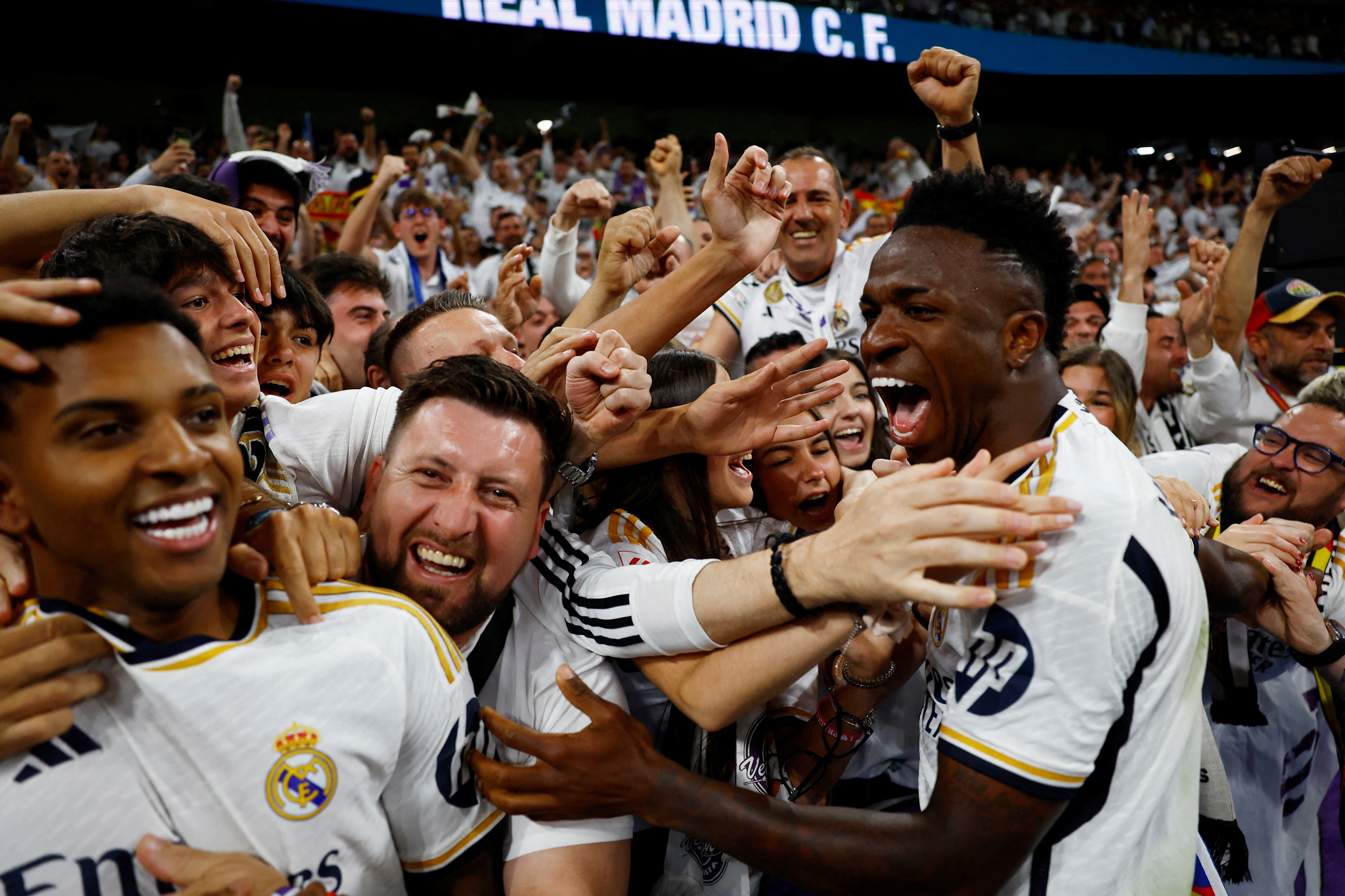Soccer Football - LaLiga - Real Madrid v FC Barcelona - Santiago Bernabeu, Madrid, Spain - April 21, 2024 Real Madrid's Vinicius Junior and Rodrygo celebrate with fans after Jude Bellingham scores their third goal REUTERS/Susana Vera     TPX IMAGES OF THE DAY