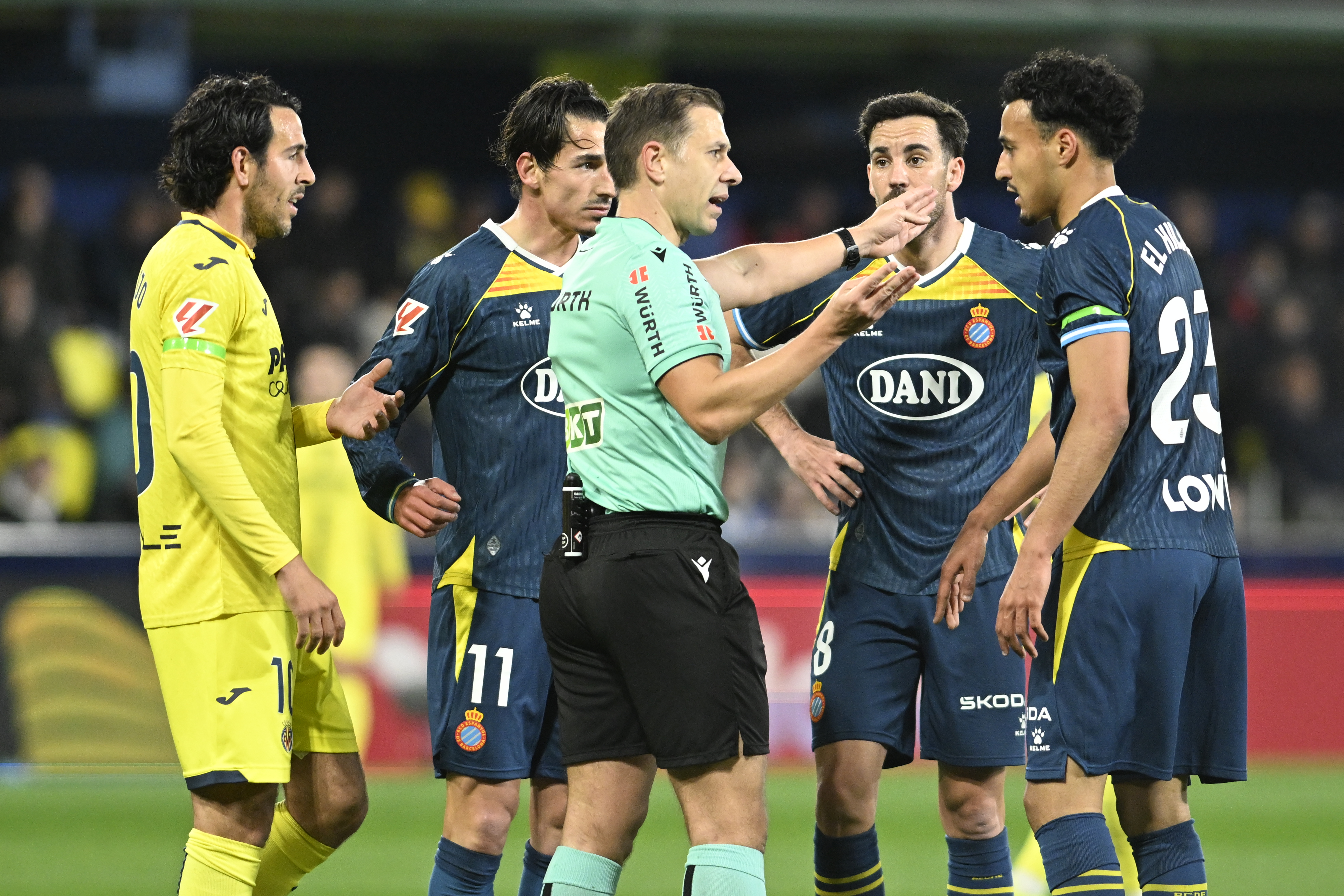 VILLARREAL (CASTELLÓN), 09/02/2026.- Los jugadores del Espanyol protestan al árbitro Cordero Vega por el gol que les anuló, durante el partido de la jornada 23 de LaLiga que Villarreal CF y RCD Espanyol disputan este lunes en el estadio de La Cerámica. EFE/Andreu Esteban
