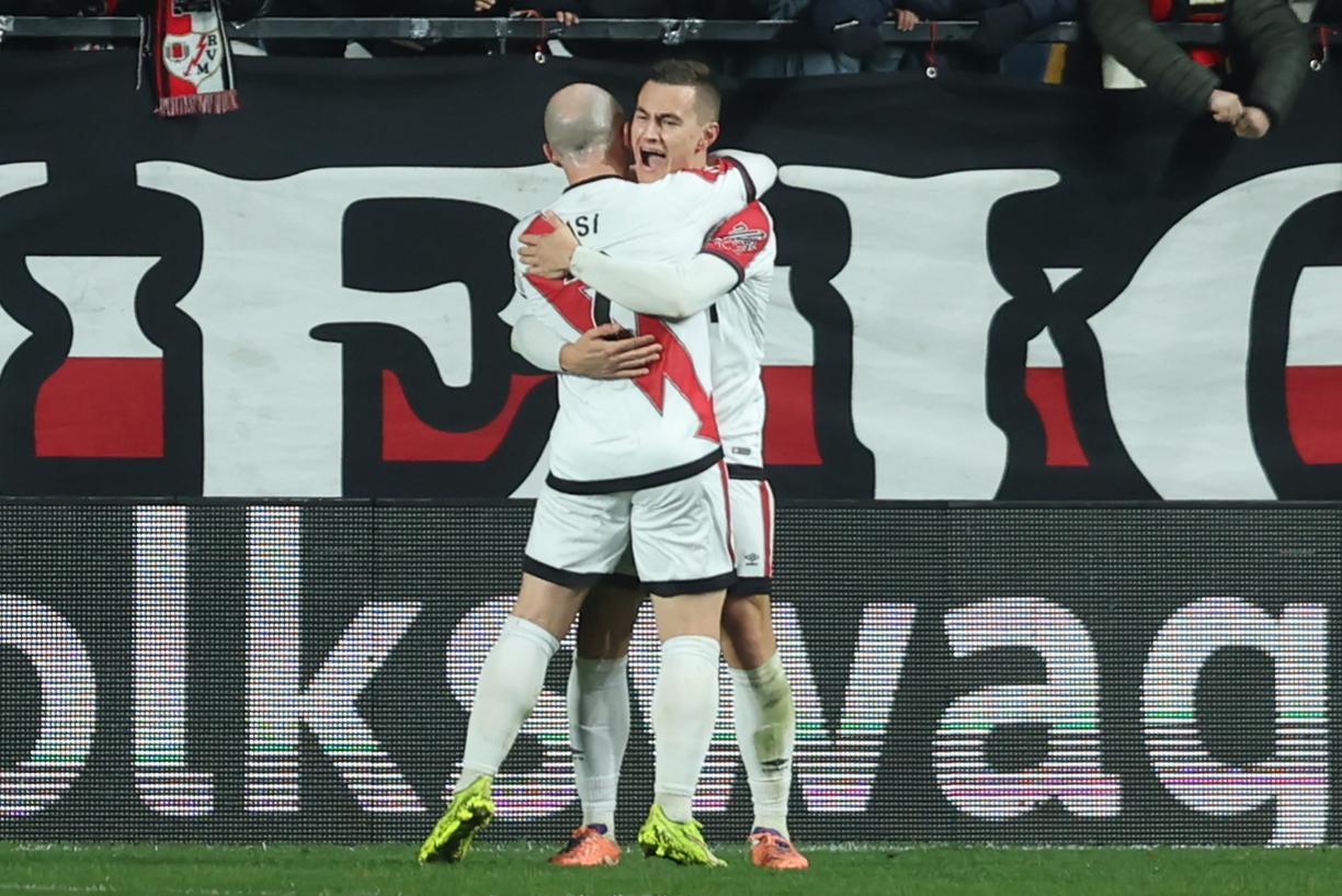 MADRID, 02/01/2026.- El centrocampista del Rayo Vallecano Jorge De Frutos (d) celebra su gol con Isi Palazón, durante el encuentro de la jornada 18 de LaLiga que Rayo Vallecano y Getafe CF disputan este viernes en el estadio de Vallecas.