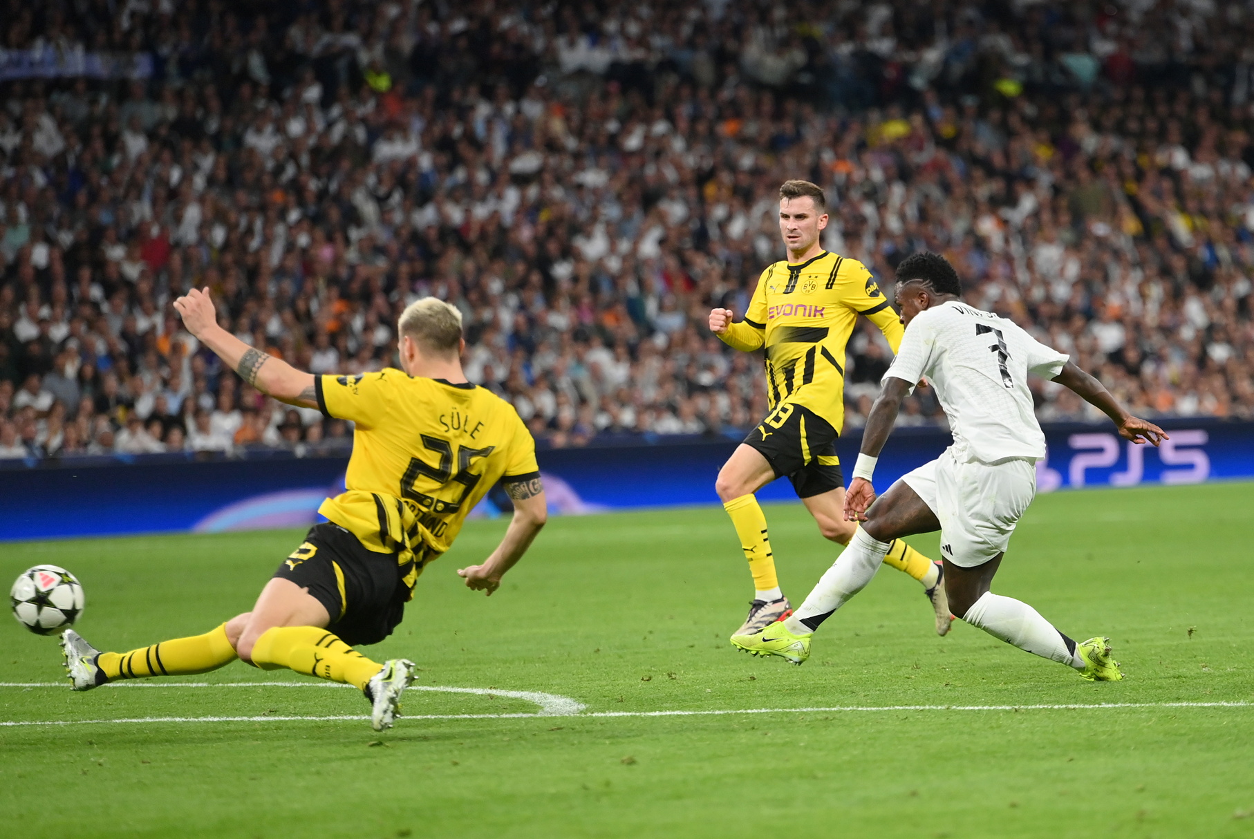 4-2. Doblete de Vinicius. El brasileño arranca desde su propio campo, se zafa de Emre Can, avanza y en la frontal el área germana, dispara raso al palo izquierdo de Gregor Kobel y marca el cuarto gol.