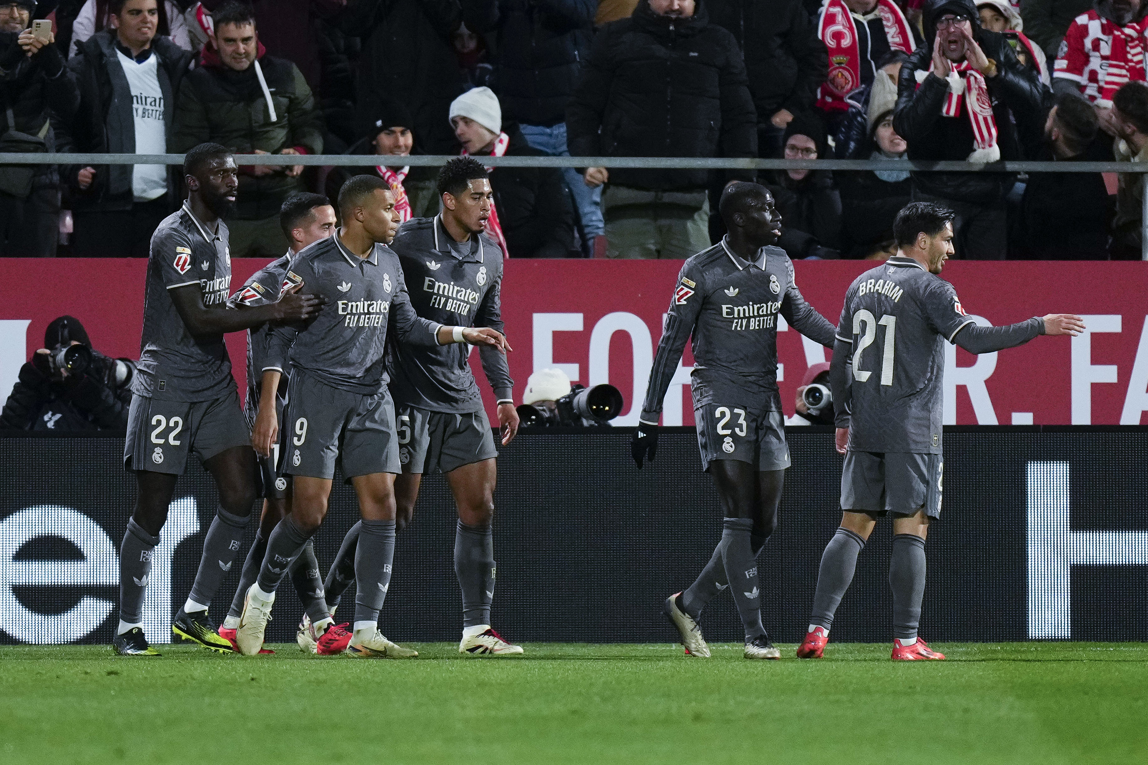 GIRONA, 07/12/2024.- El centrocampista del Real Madrid Jude Bellingham (3d) celebra su gol, primero del equipo blanco, durante el partido de la jornada 19 de LaLiga que Girona FC y Real Madrid disputan este sbado en el estadio Montilivi, en Girona. EFE/Siu Wu
