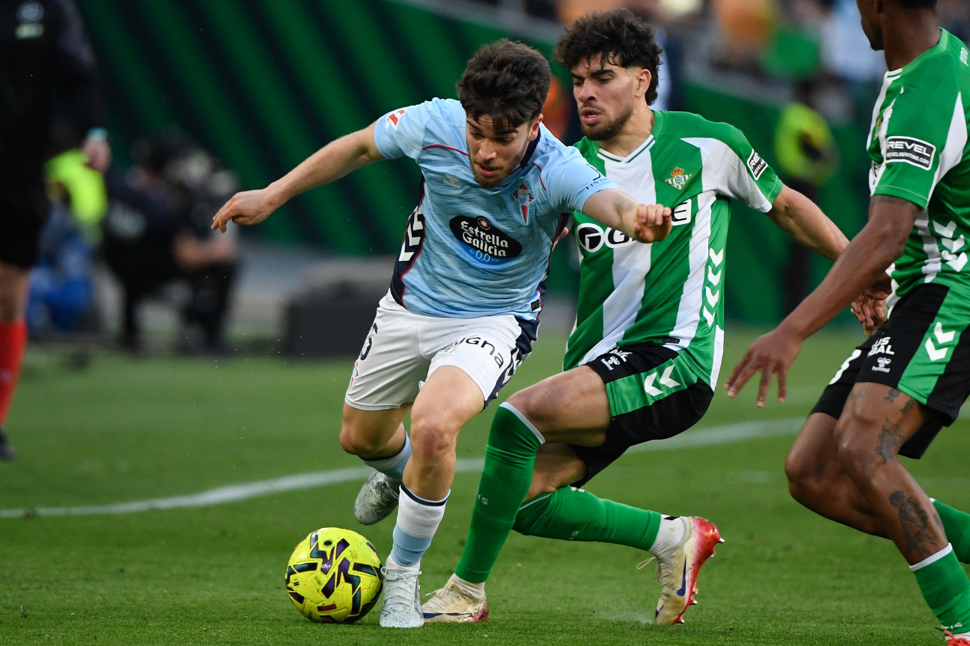 Celta Vigo's Spanish defender #05 Sergio Carreira (L) vies for the ball with Real Betis' Moroccan forward #10 Abde Ezzalzouli during the Spanish league football match between Real Betis and RC Celta de Vigo at Benito Villamarin Stadium in Seville on March 15, 2026. (Photo by CRISTINA QUICLER / AFP)