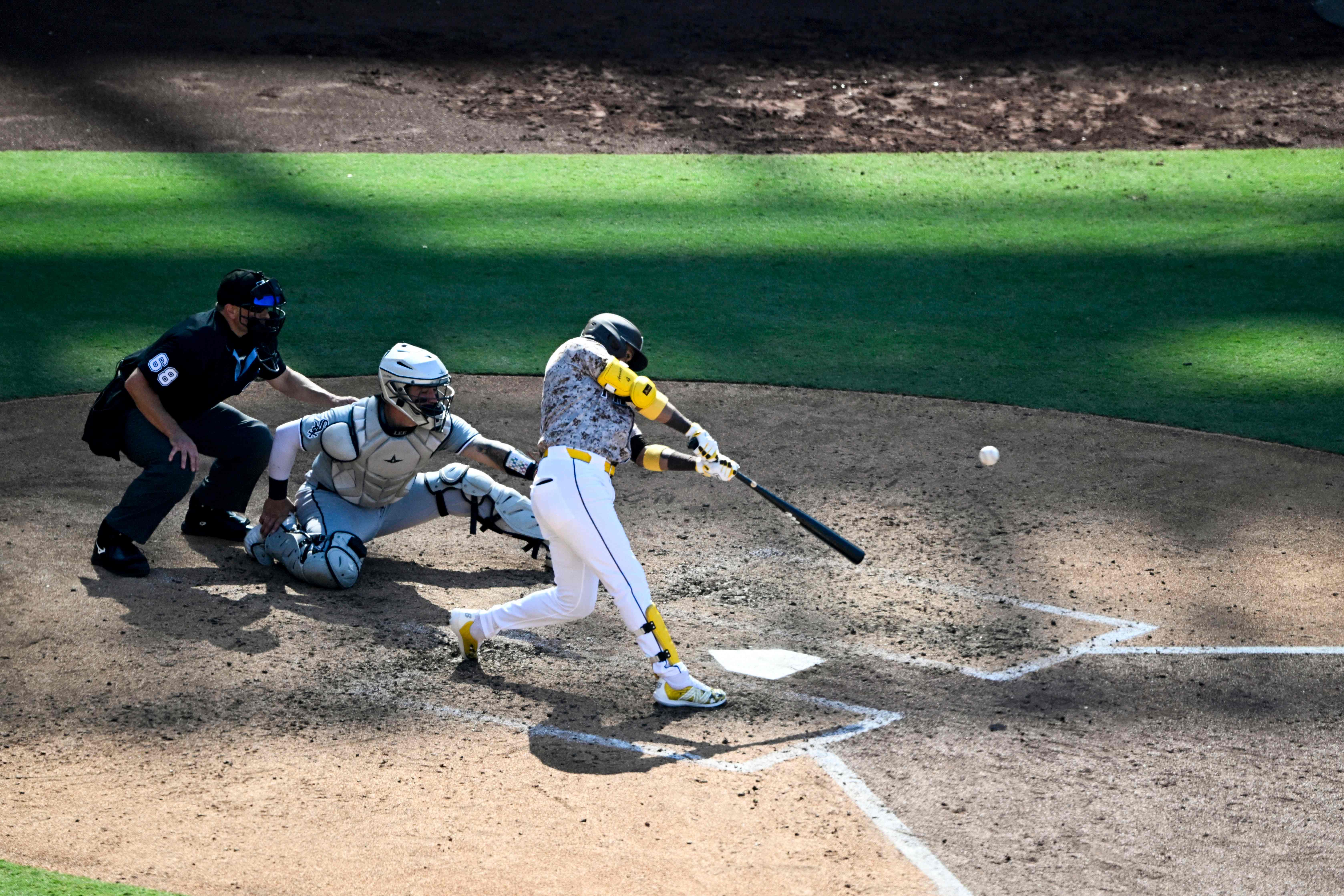 Luis Arraez #4 de los San Diego Padres conecta un hit contra los Chicago White Sox,