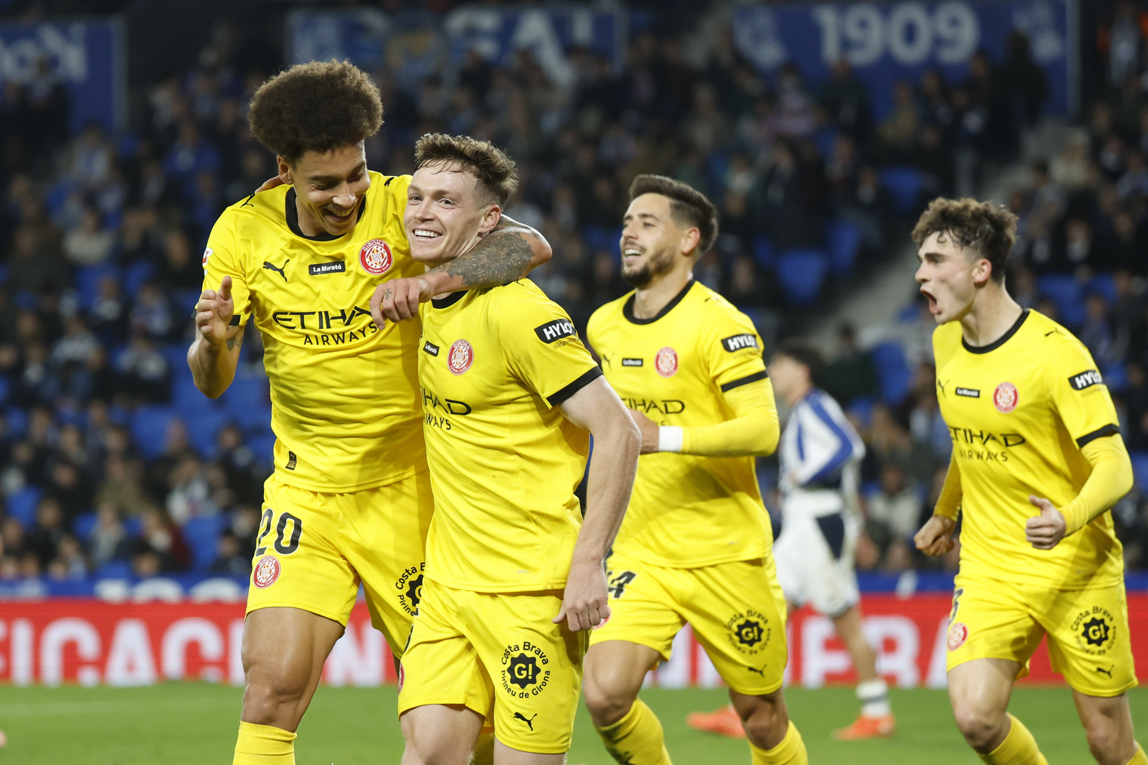 SAN SEBASTIÁN, 12/12/2025.- El centrocampista ucraniano del Girona Viktor Tsygankov (2i) celebra su segundo gol ante la Real Sociedad, durante el partido de la jornada 16 de LaLiga entre la Real Sociedad y el Girona FC, este viernes en el Reale Arena de San Sebastián. EFE/ Javier Etxezarreta
