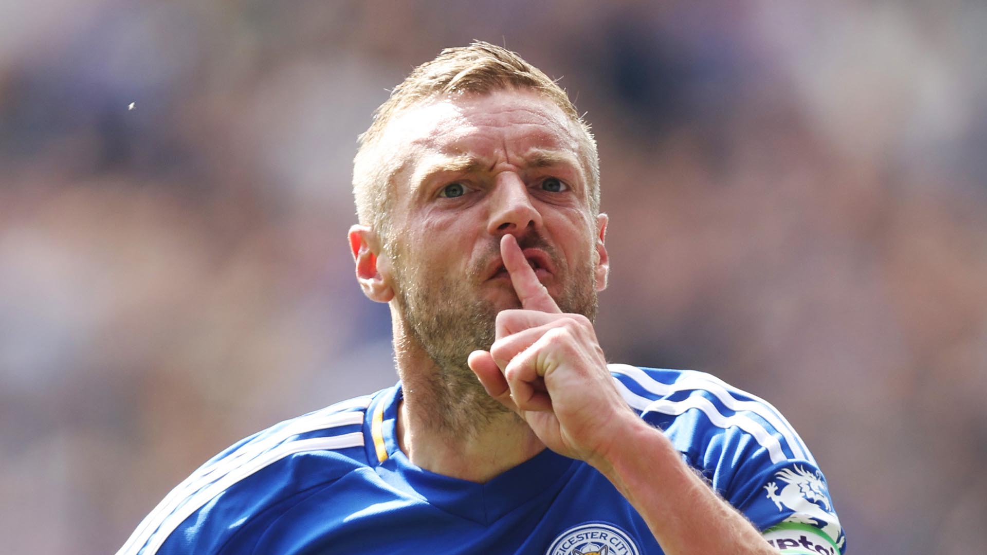 Jamie Vardy, del Leicester City, celebra el primer gol de su equipo, el 200 de su carrera con el Leicester City, durante el partido de la Premier League contra el Ipswich Town FC en el estadio King Power el 18 de mayo de 2025.