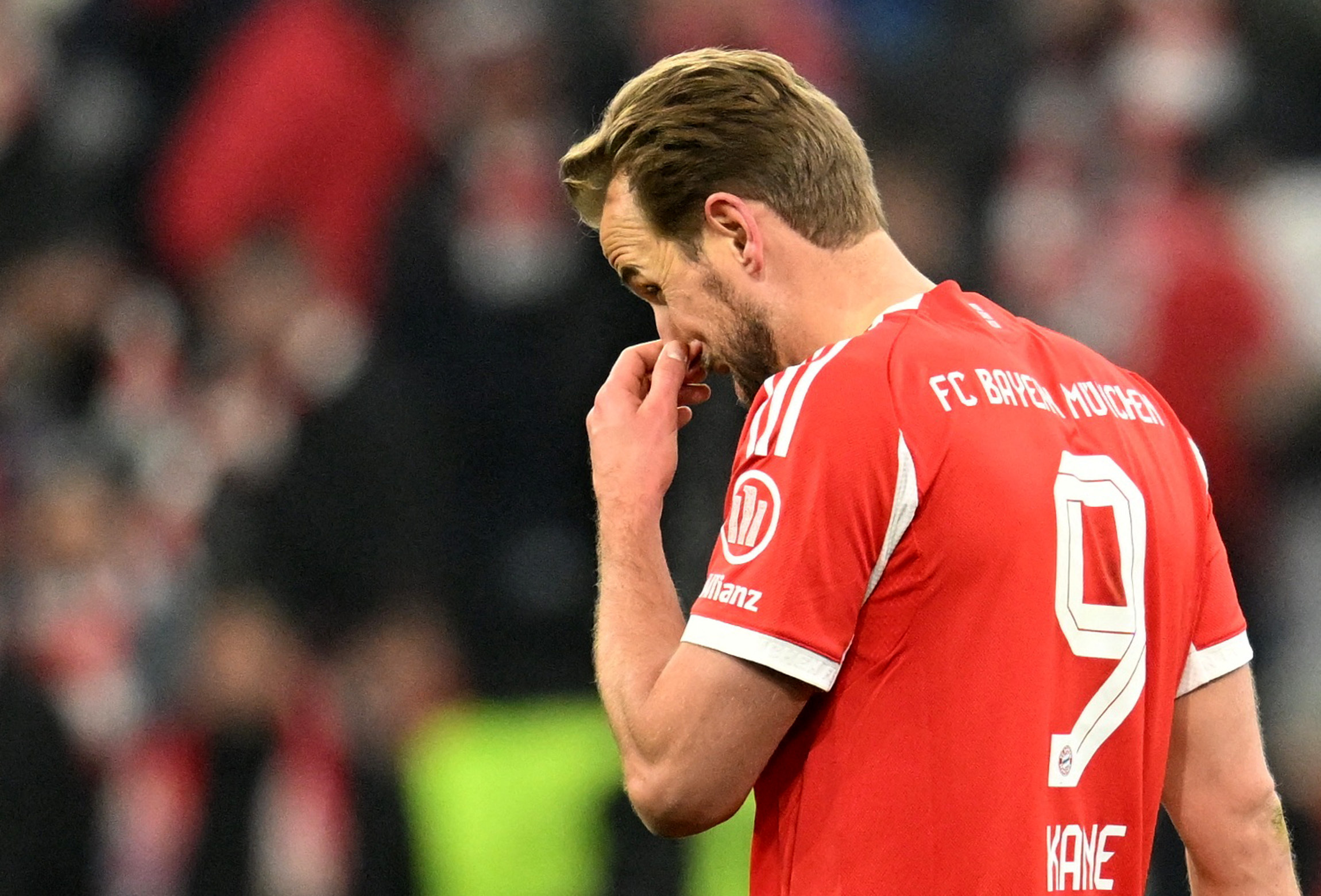 Soccer Football - Bundesliga - Bayern Munich v FC Augsburg - Allianz Arena, Munich, Germany - January 24, 2026 Bayern Munich's Harry Kane looks dejected after the match REUTERS/Angelika Warmuth DFL REGULATIONS PROHIBIT ANY USE OF PHOTOGRAPHS AS IMAGE SEQUENCES AND/OR QUASI-VIDEO.
