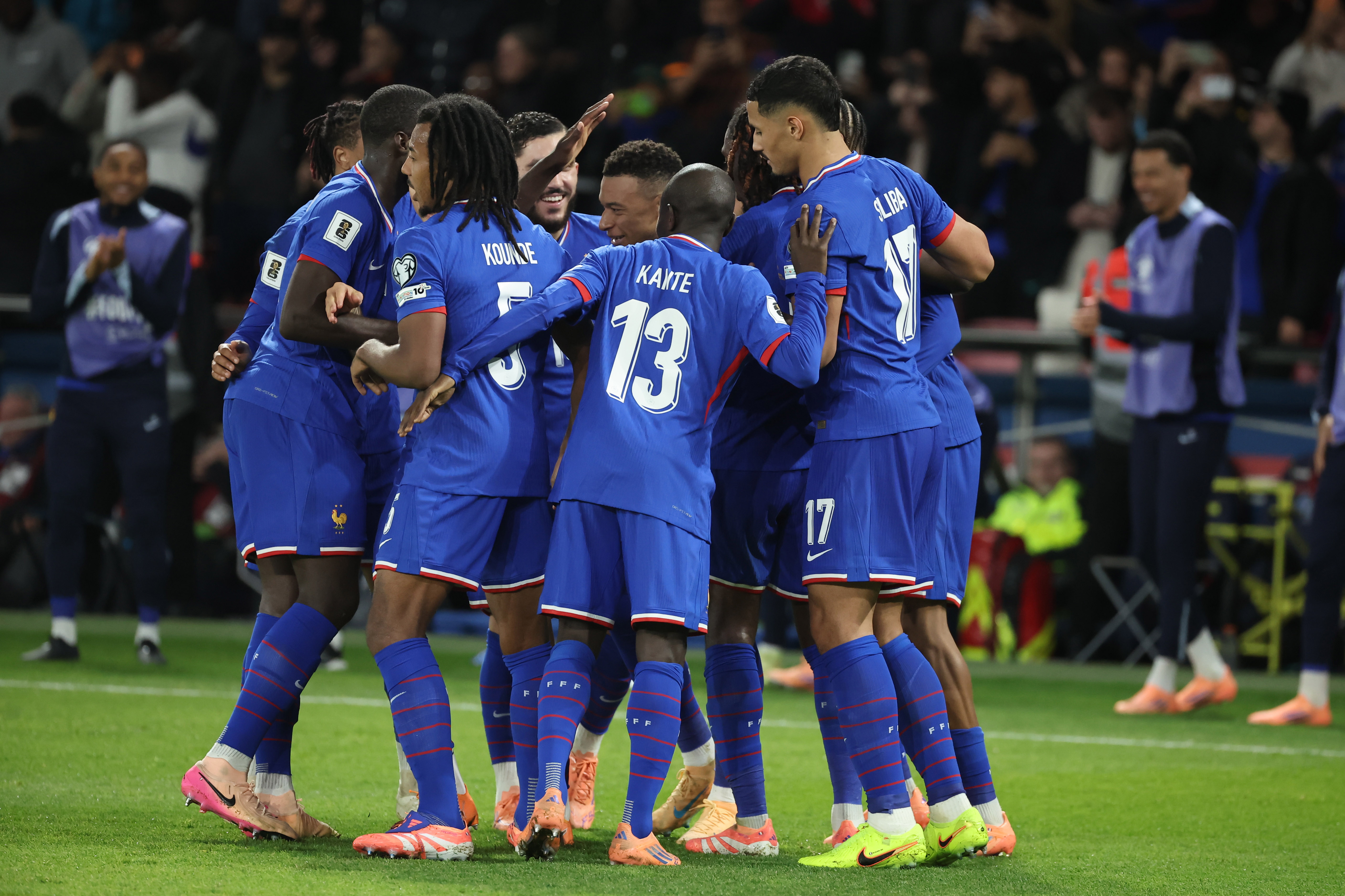 SAINT DENIS (France), 13/11/2025.- Frances Kylian Mbappe (C) celebrates with teammates after scoring a penalty goal during the 2026 FIFA World Cup European Qualifiers Group D soccer match between France and Ukraine in Saint Denis, near Paris, France, 13 November 2025. (Mundial de Fútbol, Francia, Ucrania) EFE/EPA/CHRISTOPHE PETIT TESSON
