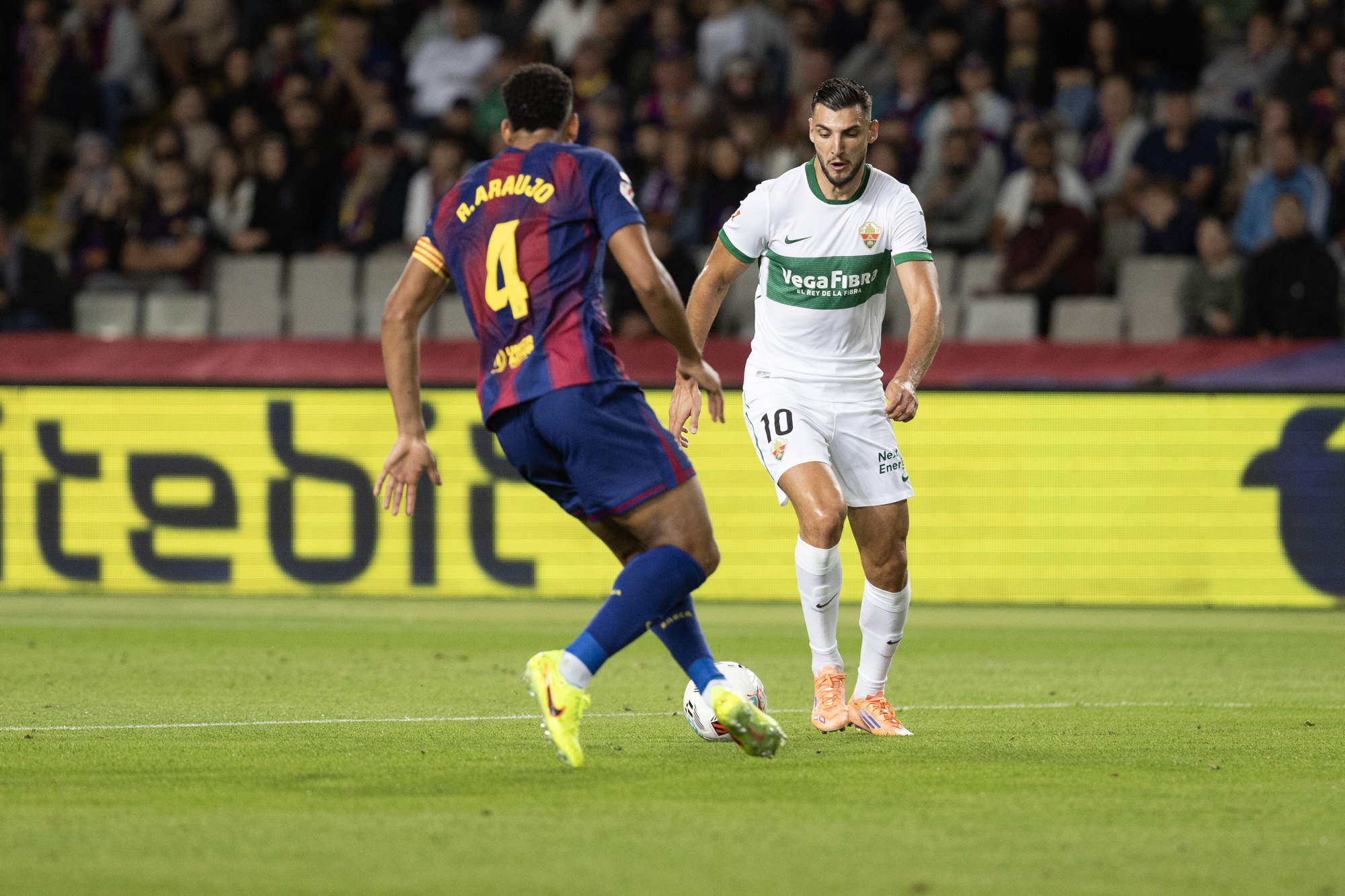 Rafa Mir marca el 2-1 al Barcelona.
