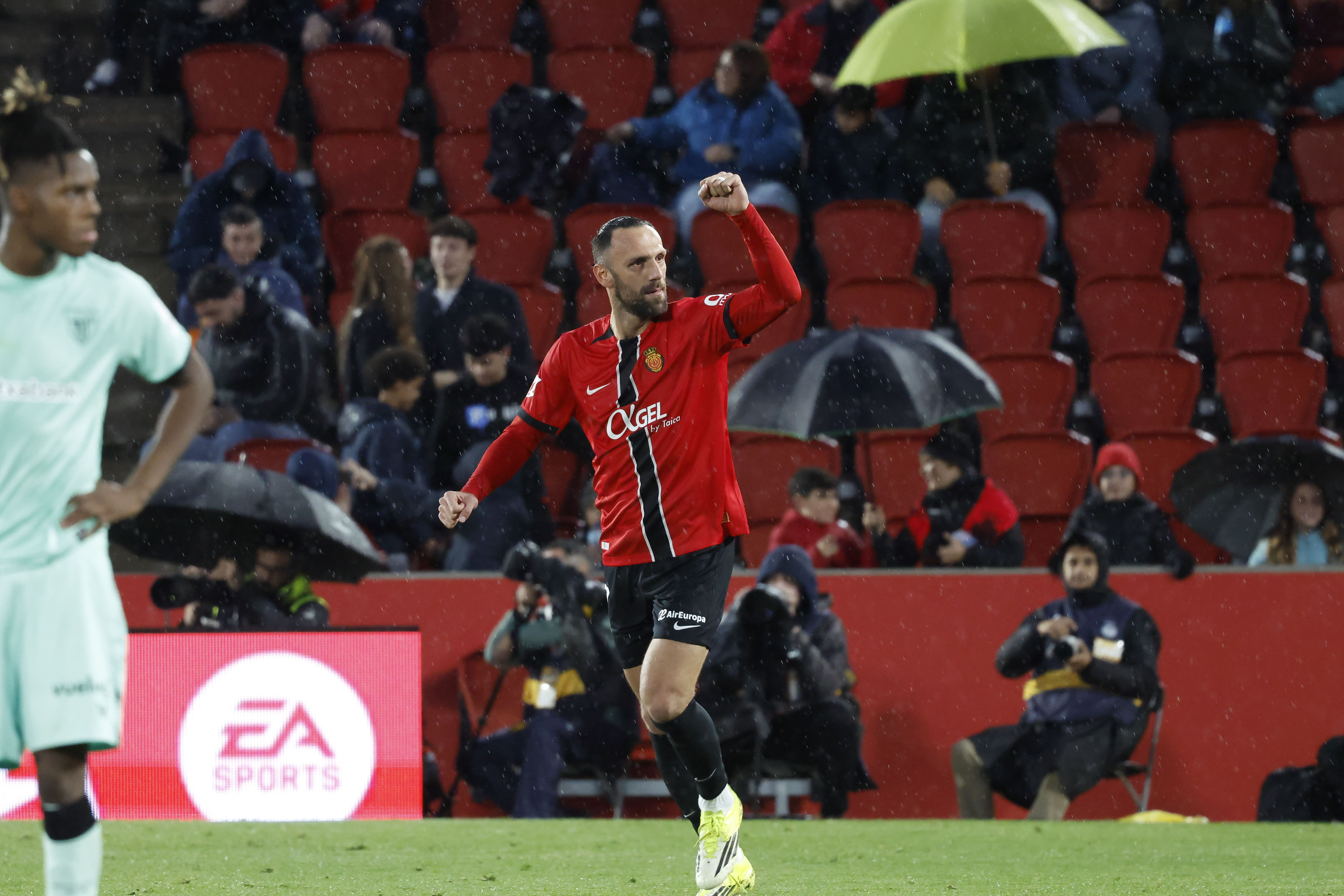 PALMA, 17/01/2026.-El delantero del Real Mallorca Vedat Muriqi celebra su tercer gol contra el Athletic Club de Bilbao, durante el partido de LaLiga EA Sports entre el Real Mallorca y el Athletic Club de Bilbao, este sábado en el estadio Son Moix en Palma.-EFE/Cati Cladera
