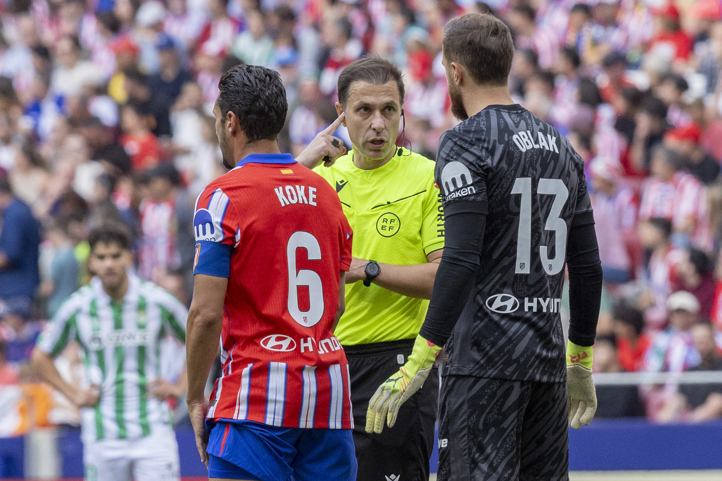 18/05/25  ATLETICO DE MADRID - REAL BETIS - ADRIAN CORDERO JUNTO A KOKE Y OBLAK