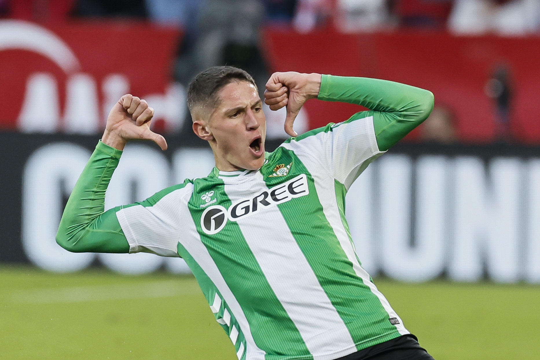 SEVILLA, 30/11/2025.- El centrocampista del Betis Sergi Altimira celebra tras marcar el 0-2 durante el partido de LaLiga entre Sevilla FC y Real Betis celebrado este domingo en el Estadio Ramón Sánchez-Pizjuán de Sevilla. EFE/ José Manuel Vidal