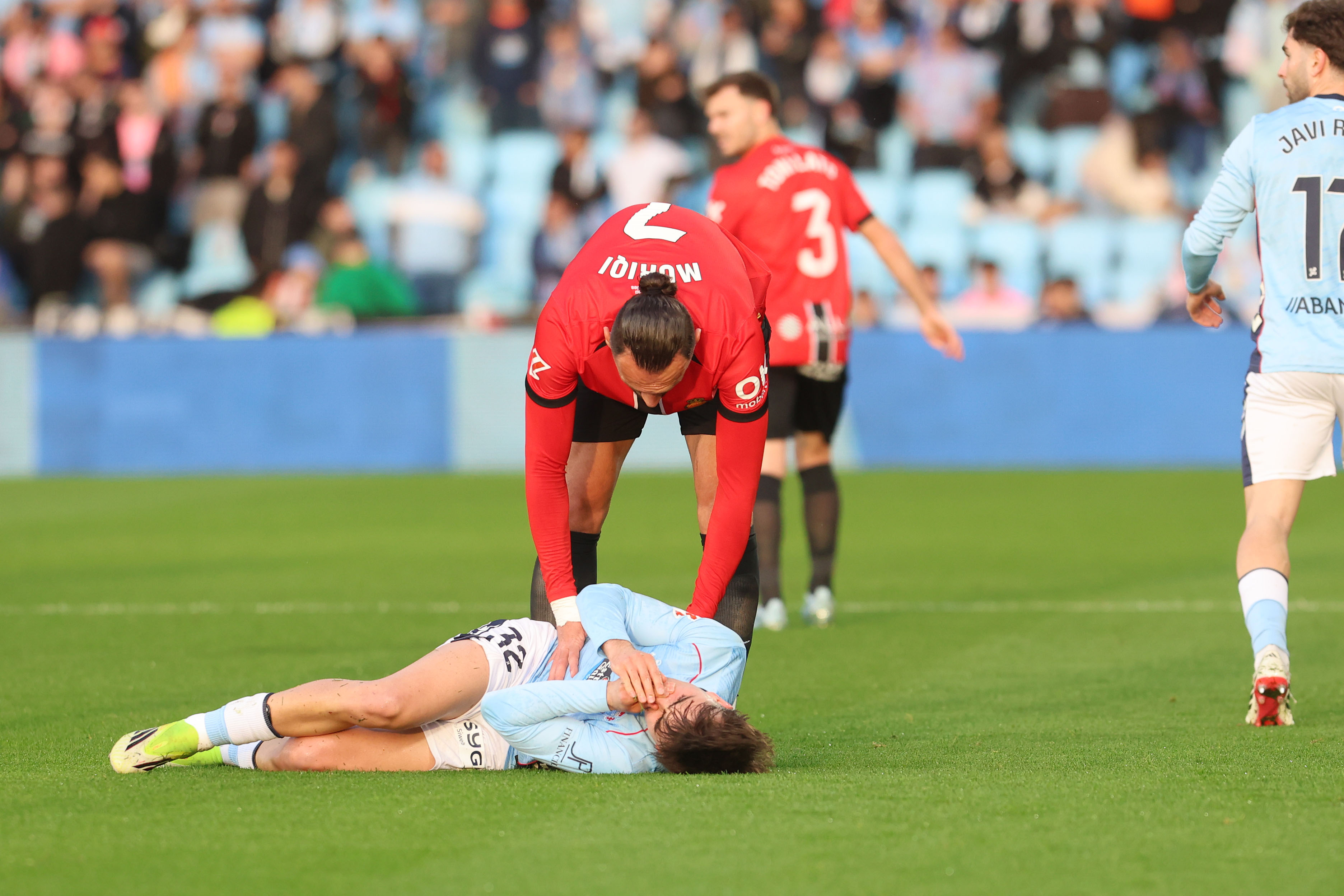 VIGO, 22/02/2026.- El delantero del Mallorca Muriqi se interesa por el jugador del Celta Javi Rodriguez durante el partido de la jornada 25 de LaLiga EA Sports que Celta de Vigo y RCD Mallorca disputan este domingo en el Estadio de Balaidos. EFE/ Salvador Sas