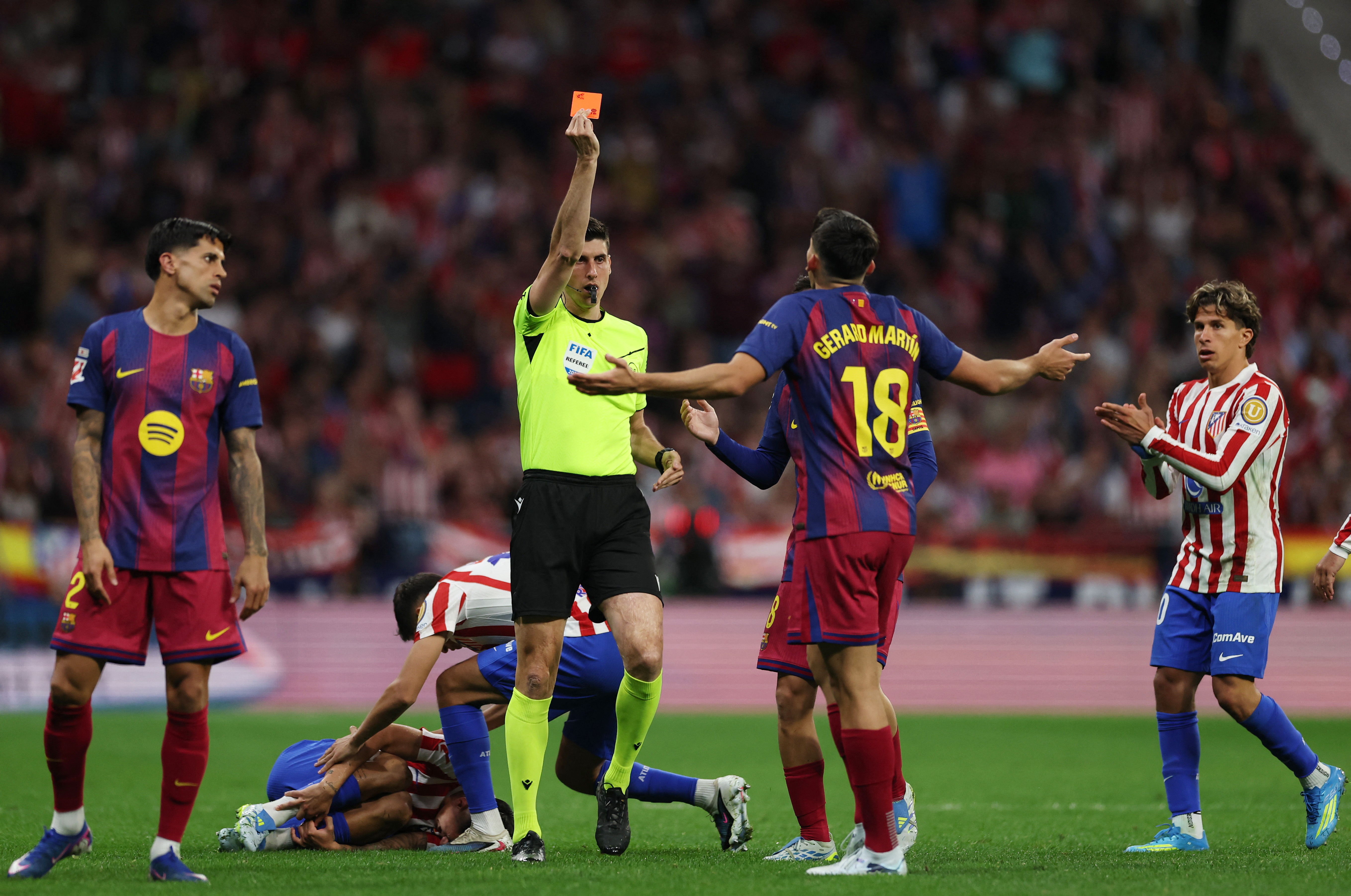 Soccer Football - LaLiga - Atletico Madrid v FC Barcelona - Riyadh Air Metropolitano, Madrid, Spain - April 4, 2026 FC Barcelona's Gerard Martin is shown a red card by referee Mateo Busquets Ferrer REUTERS/Gonzalo Fuentes