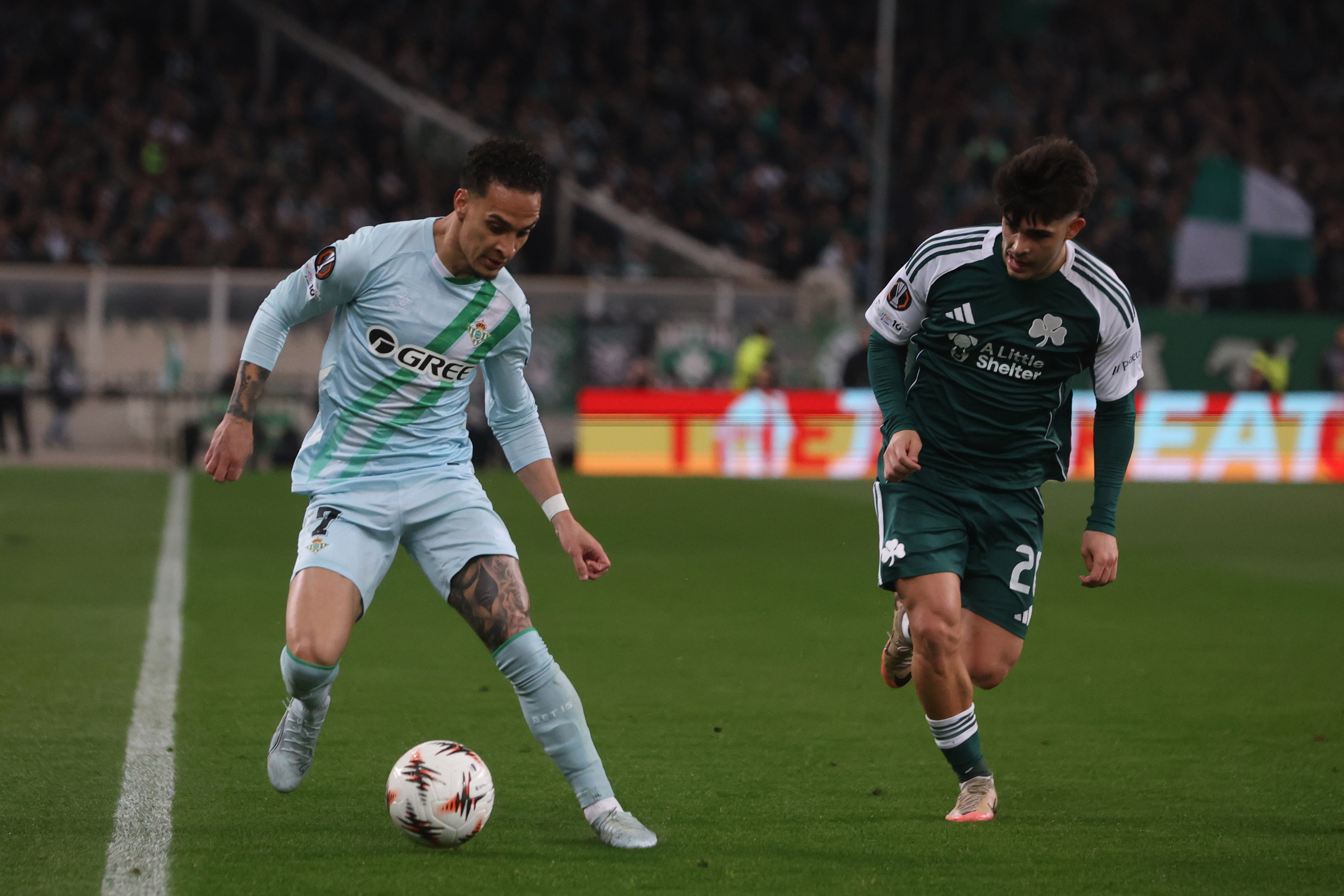 ATHENS (Greece), 12/03/2026.- Panathinaikos' Vicente Taborda (R) and Betis' Antony (L) in action during the UEFA Europa League Round of 16 1st leg soccer match between Panathinaikos Athens and Real Betis in Athens, Greece, 12 March 2026. (Grecia, Atenas) EFE/EPA/GEORGIA PANAGOPOULOU
