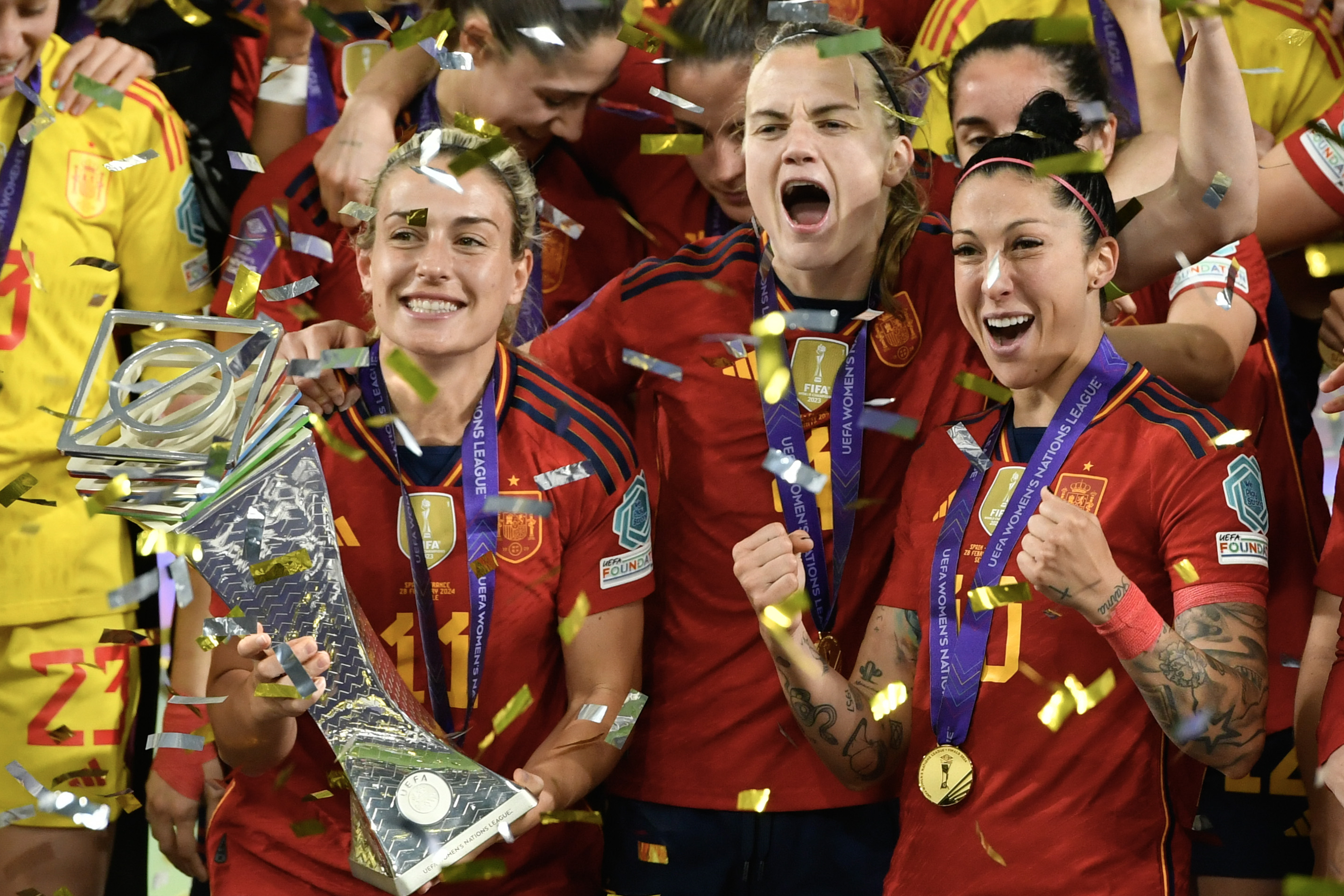 SEVILLA, 28/02/2024.- Las jugadoras de la seleccin espa?ola (i-d) Alexia Putellas, Irene Paredes y Jennifer Hermoso, celebran el triunfo con el trofeo al finalizar la final de la Liga de Naciones Femenina que las selecciones de Espa?a y Francia han jugado este mircoles en el Estadio de La Cartuja en Sevilla. EFE/Ral Caro
