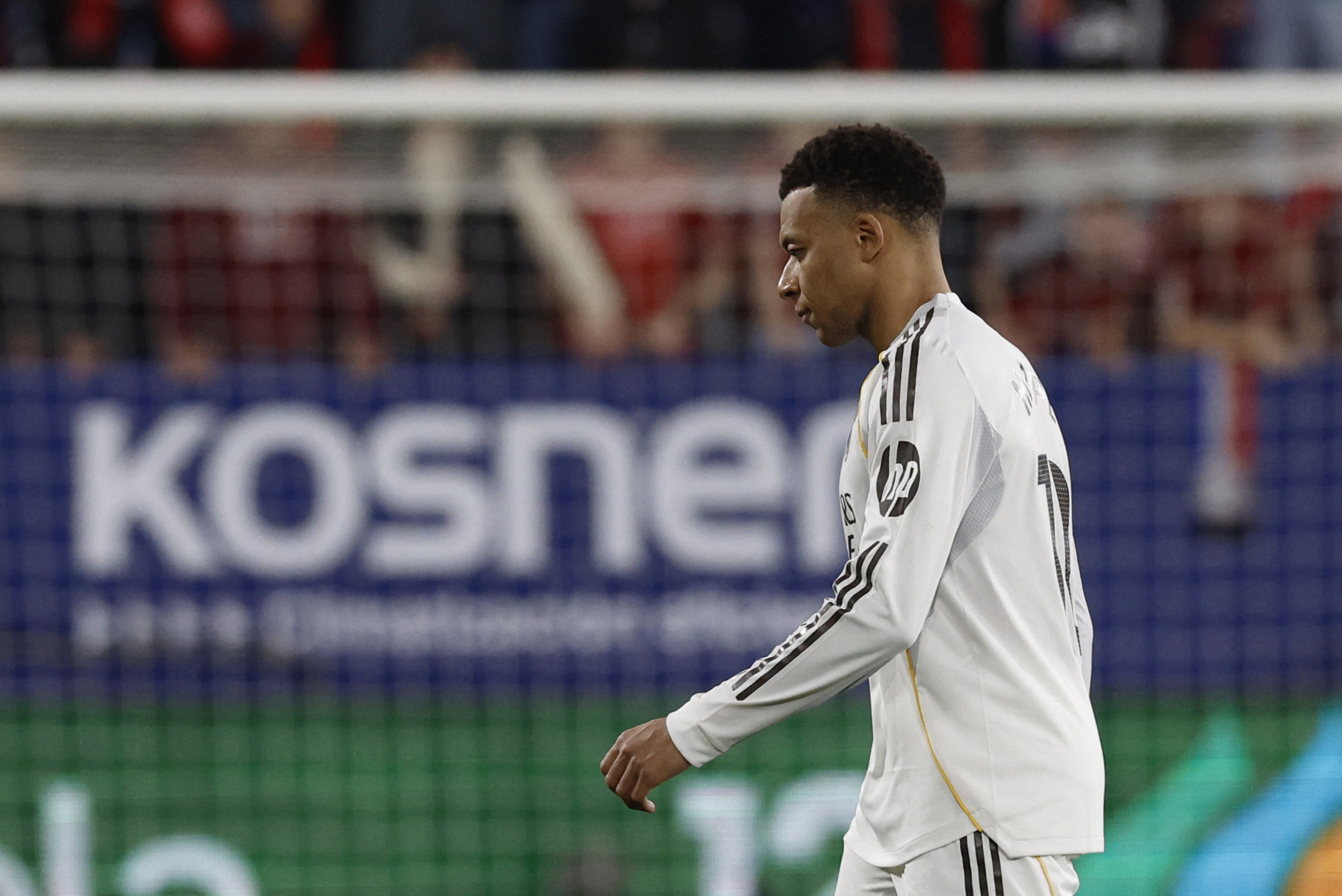 Soccer Football - LaLiga - Osasuna v Real Madrid - El Sadar Stadium, Pamplona, Spain - February 21, 2026 Real Madrid's Kylian Mbappe looks dejected after the match REUTERS/Vincent West